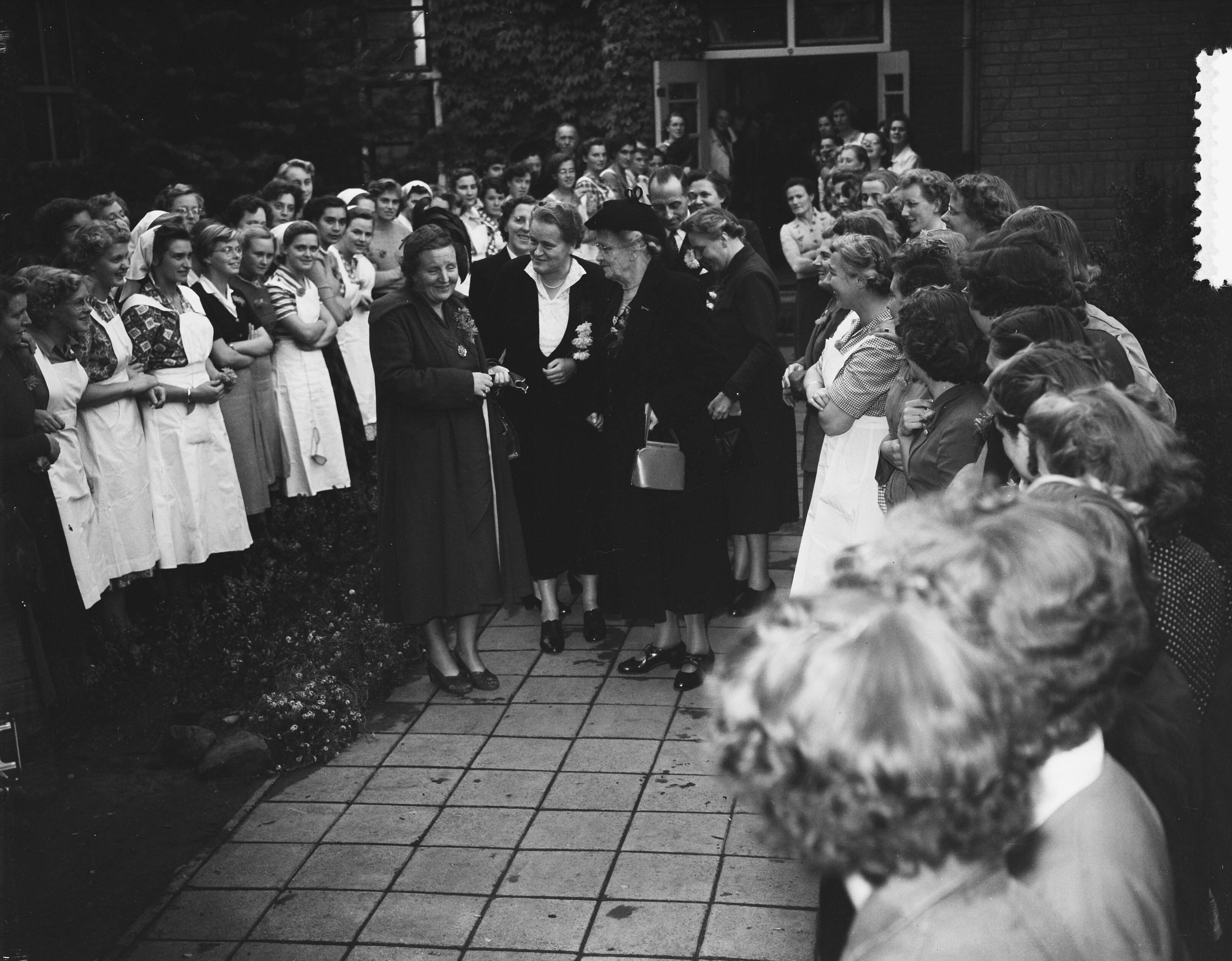 Bezoek van koningin Juliana aan de de Rijkslandbouwhuishoudschool "Nieuw Rollecate" te Deventer — Foto: Bilsen, Joop van / Anefo. — Licentie: Set B: Rechtenvrij / Publiek Domein. Bron: Nationaal Archief. http://hdl.handle.net/10648/a8f0e6d6-d0b4-102d-bcf8-003048976d84