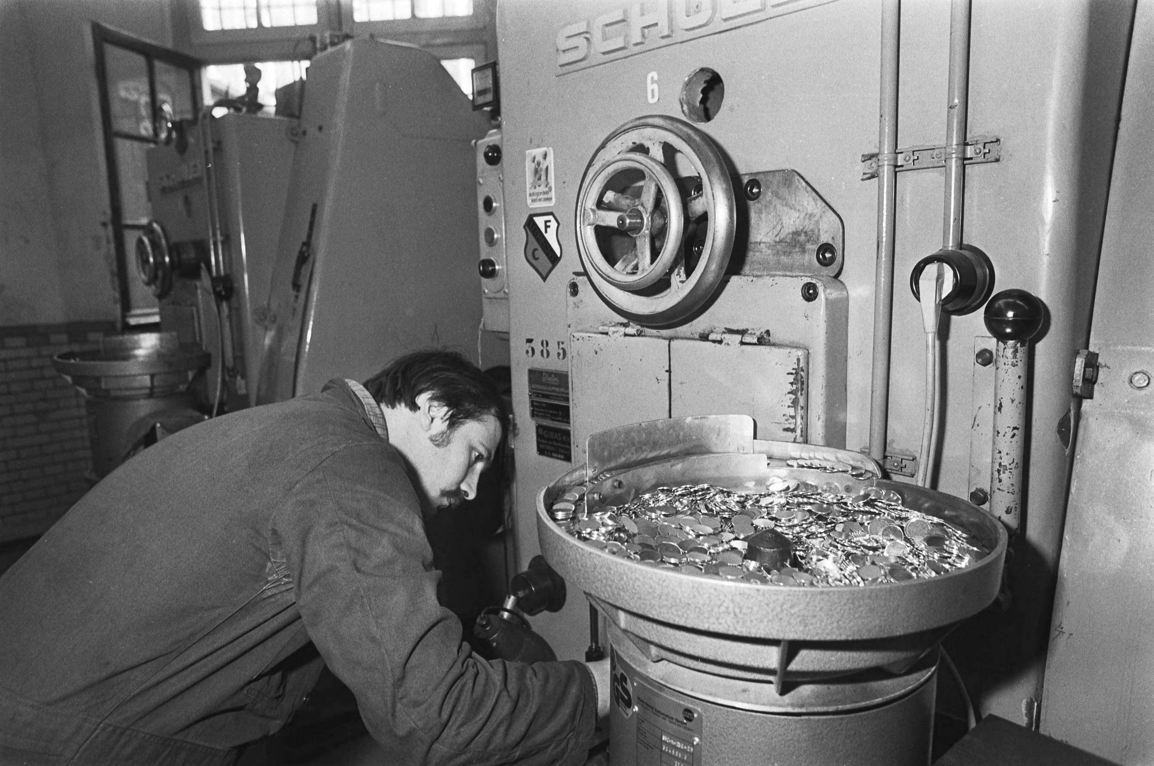 Fotocollectie Anefo — Beelden van het vervaardigen van geld in de Rijksmunt in Utrecht — Foto: Dijk, Hans van / Anefo. Licentie: Set B: Rechtenvrij / Publiek Domein. Bron: Nationaal Archief. http://hdl.handle.net/10648/ad0f1e86-d0b4-102d-bcf8-003048976d84