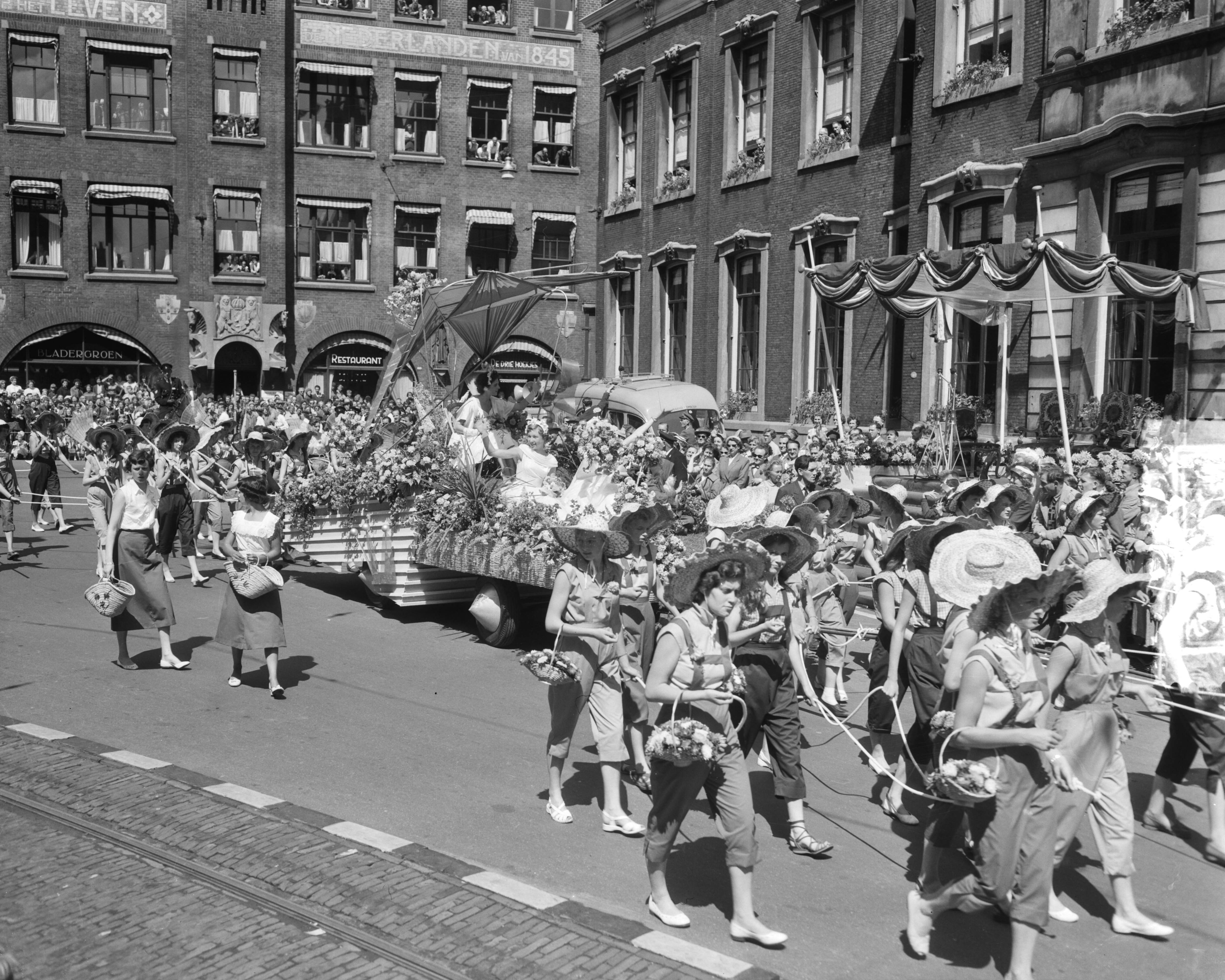 Fotocollectie Anefo — Bloemenkoningin Den Haag maak tocht door stad — Foto: Pot, Harry / Anefo. Licentie: Set B: Rechtenvrij / Publiek Domein. Bron: Nationaal Archief. http://hdl.handle.net/10648/a94cf1ce-d0b4-102d-bcf8-003048976d84
