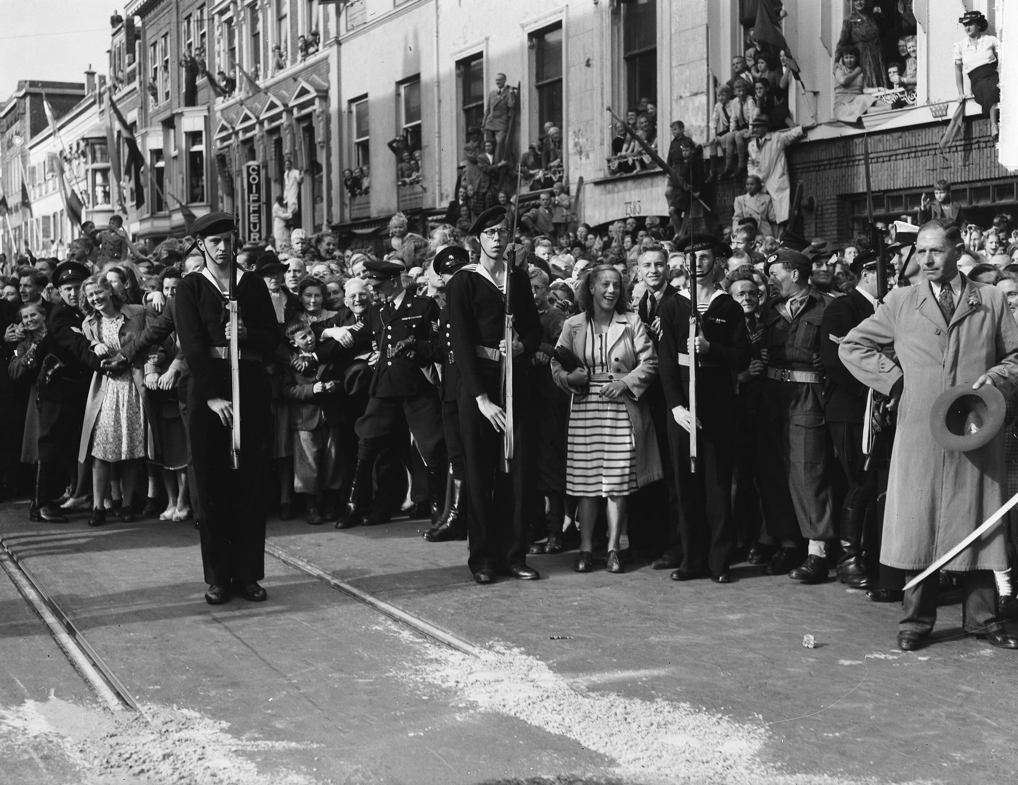 Intocht van koningin Juliana in Den Haag (1948) — Intocht Koningin Juliana in Den Haag. Afzetting marine — Foto: Steenkamp, […] / Anefo. Licentie: Set B: Rechtenvrij / Publiek Domein. Bron: Nationaal Archief. http://hdl.handle.net/10648/a8bd32be-d0b4-102d-bcf8-003048976d84