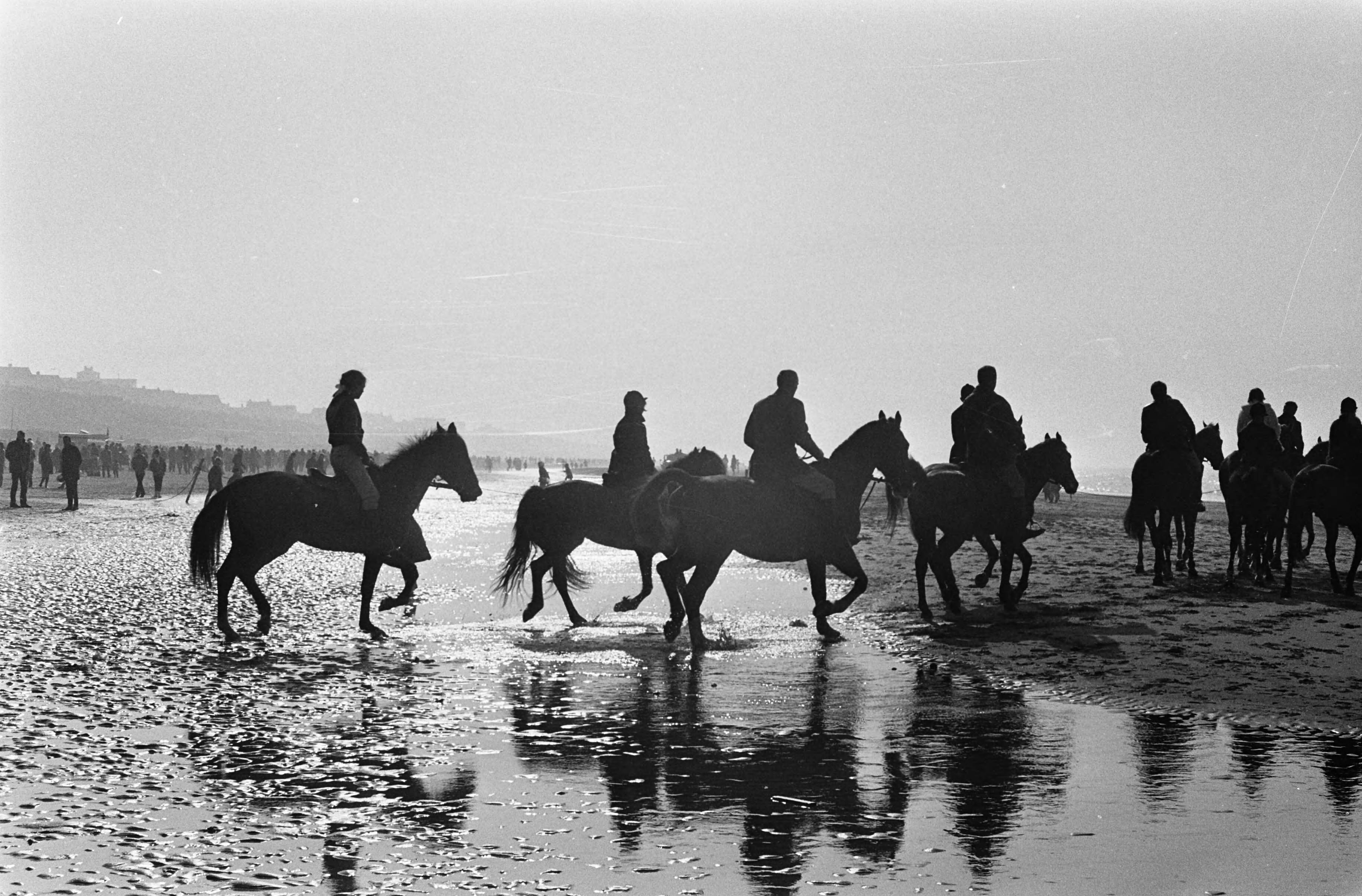 Fotocollectie Anefo — Zandvoort ruiters op strand — Foto: Nijs, Jac. de / Anefo. Licentie: Set B: Rechtenvrij / Publiek Domein. Bron: Nationaal Archief. http://hdl.handle.net/10648/ab5f93e0-d0b4-102d-bcf8-003048976d84