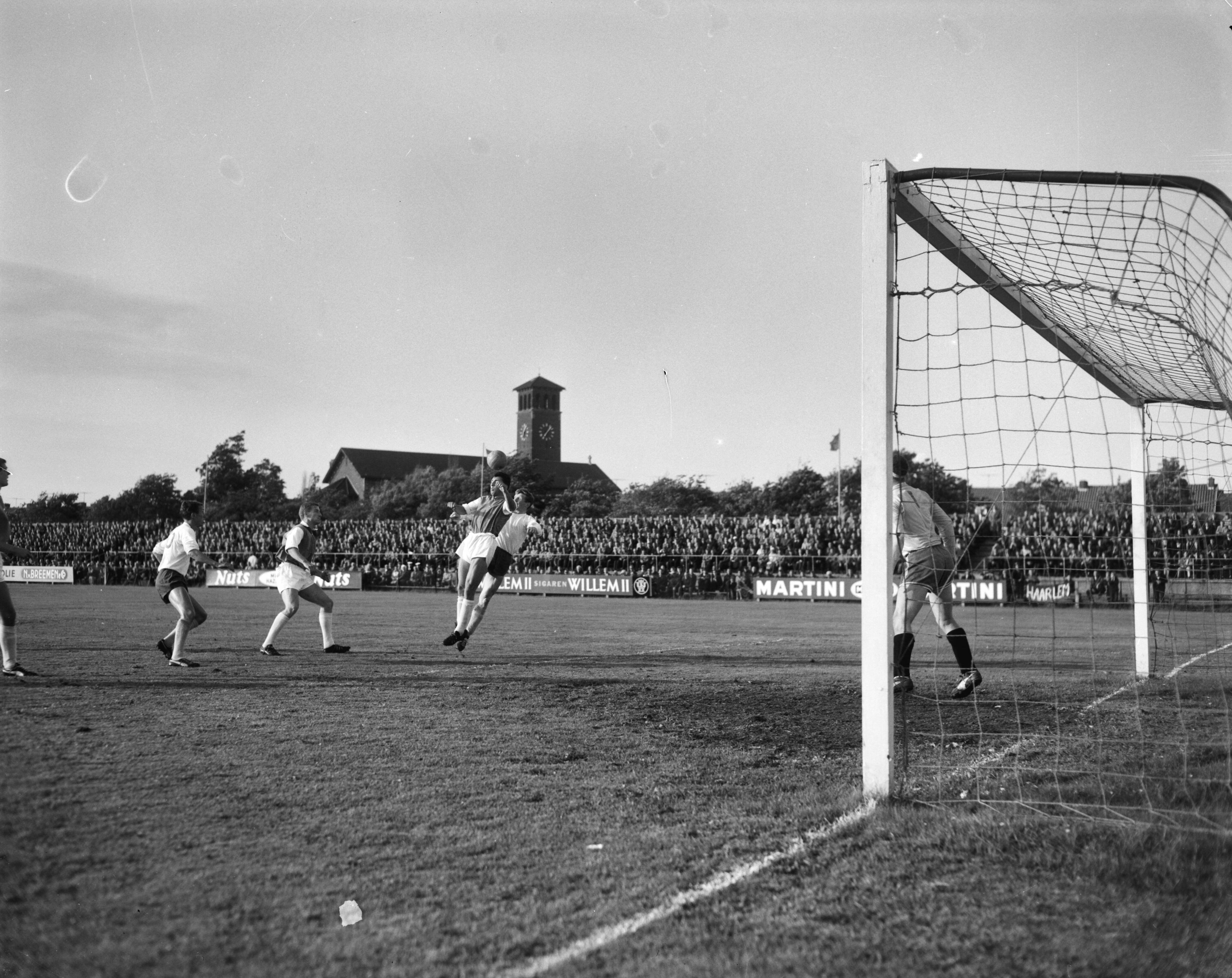 Fotocollectie Anefo — Promotie Competitie 2e divisie, Haarlem tegen AGOVV. Spelmoment — Foto: Bilsen, Joop van / Anefo. Licentie: Set B: Rechtenvrij / Publiek Domein. Bron: Nationaal Archief. http://hdl.handle.net/10648/aa3c82f2-d0b4-102d-bcf8-003048976d84