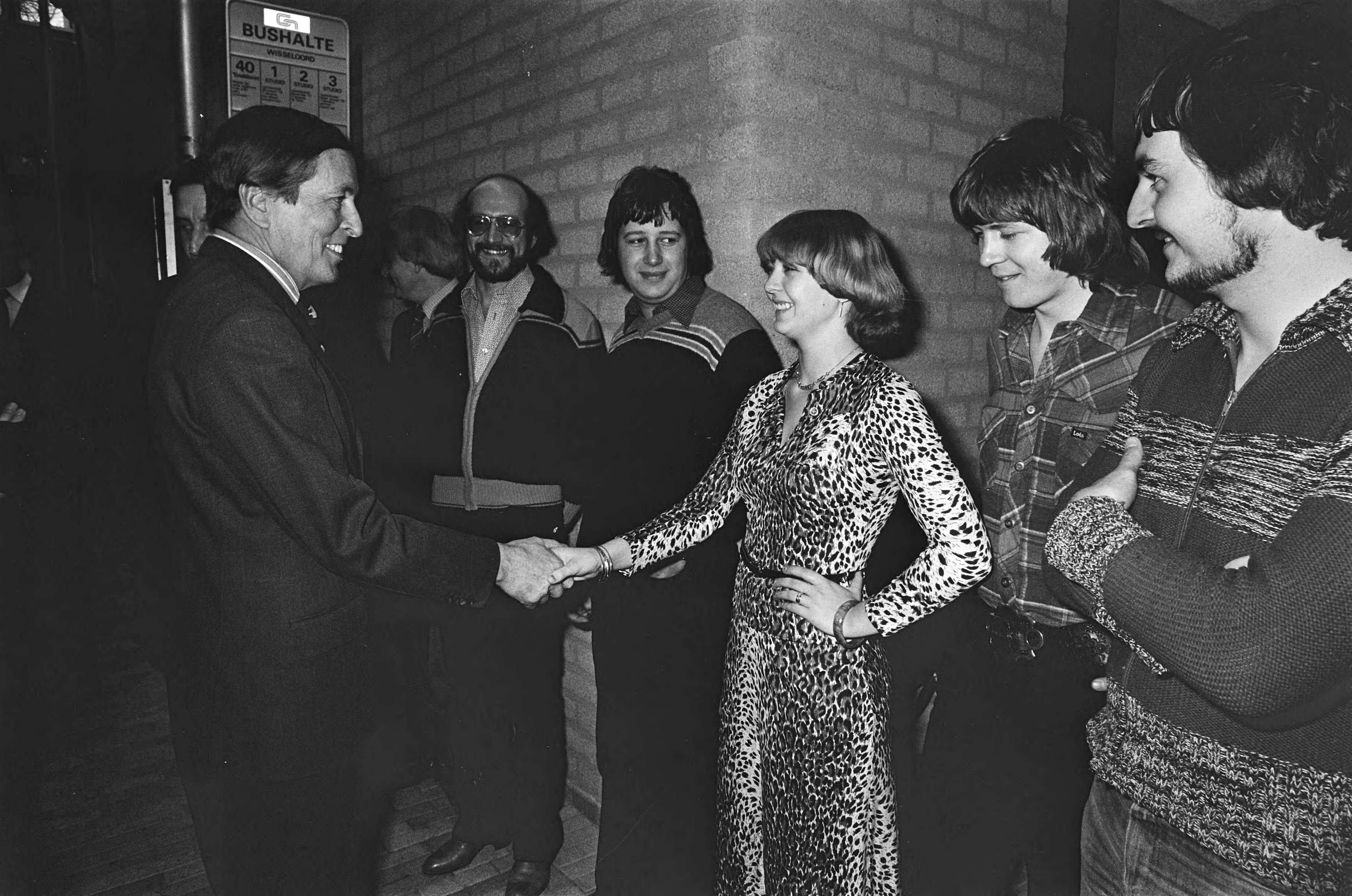 Fotocollectie Anefo — Prins Claus opent nieuwe studio Phonogram in Hilversum; Prins Claus begroet Annie Schilder zangeres van popgroep BZN — Foto: Suyk, Koen / Anefo. Licentie: Set B: Rechtenvrij / Publiek Domein. Bron: Nationaal Archief. http://hdl.handle.net/10648/acaa9b64-d0b4-102d-bcf8-003048976d84