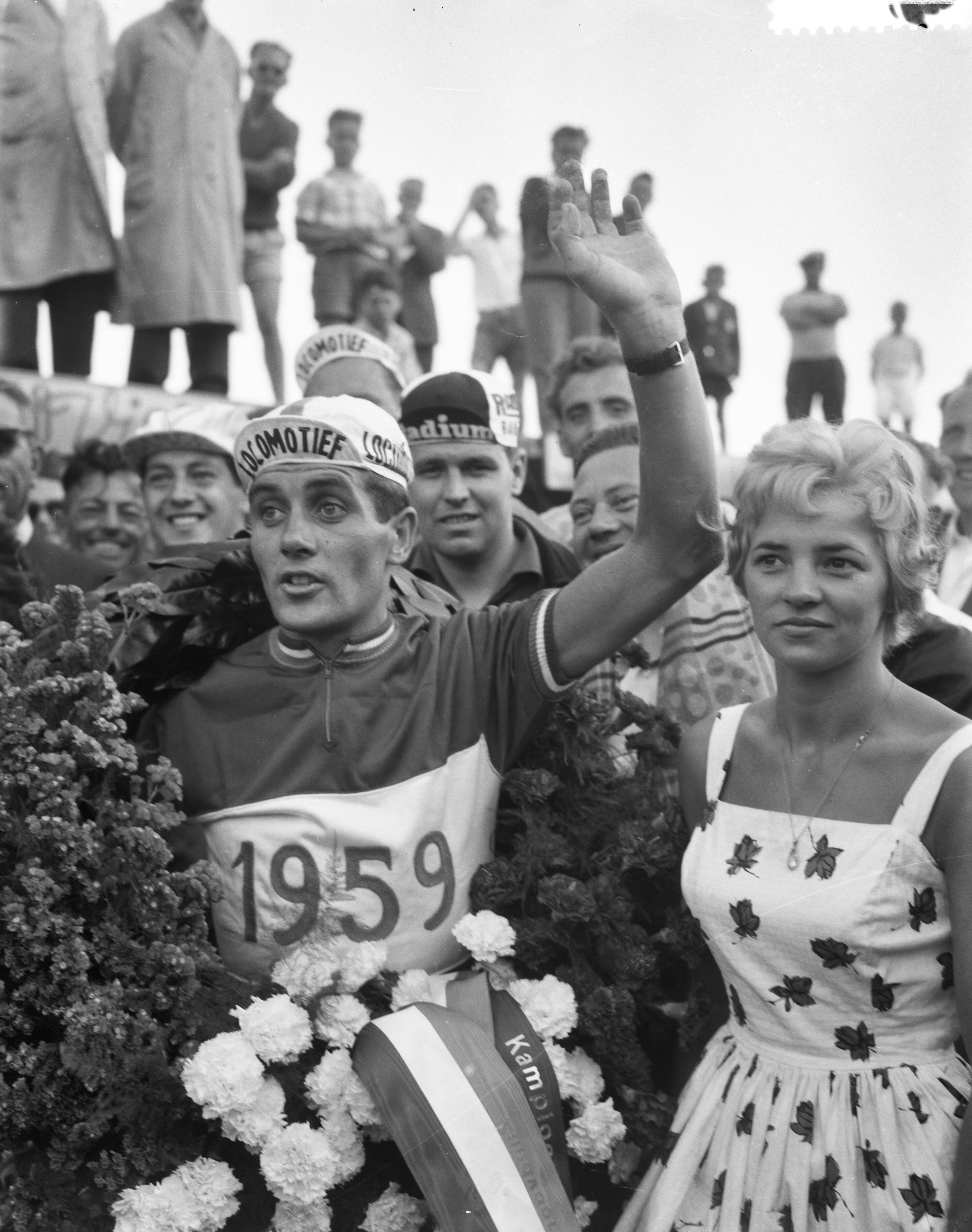 Fotocollectie Anefo — Laatste rit van het Nederlands kampioenschap wielrennen op de weg voor profs op het circuit van Zandvoort. Piet Damen met krans bij de huldiging — Foto: Bilsen, Joop van / Anefo. Licentie: Set B: Rechtenvrij / Publiek Domein. Bron: Nationaal Archief. http://hdl.handle.net/10648/a999c33c-d0b4-102d-bcf8-003048976d84