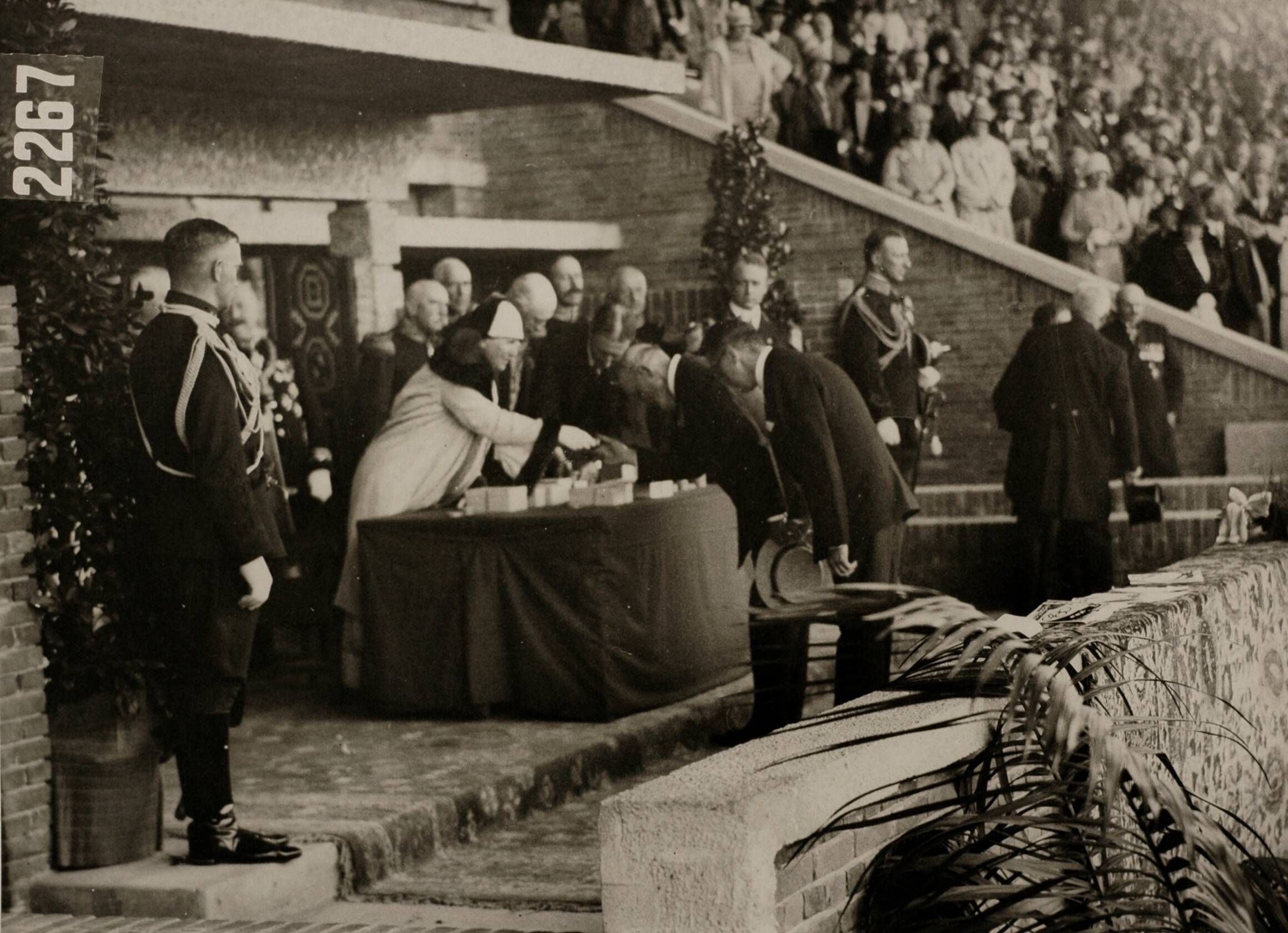 Personen op naam, Sport — Sport. Olympische Spelen 1928 Amsterdam, Nederland: Prijsuitreiking goud. Uitreiking van de gouden medaille door Koningin Wilhelmina aan Denemarken. — Foto: Fotograaf Onbekend / Algemeen Fotobureau Amsterdam / Spaarnestad Photo (05887). Licentie: Set B: Rechtenvrij / Publiek Domein. Bron: Nationaal Archief. http://hdl.handle.net/10648/35429da6-d544-a382-e063-6df0900a6686