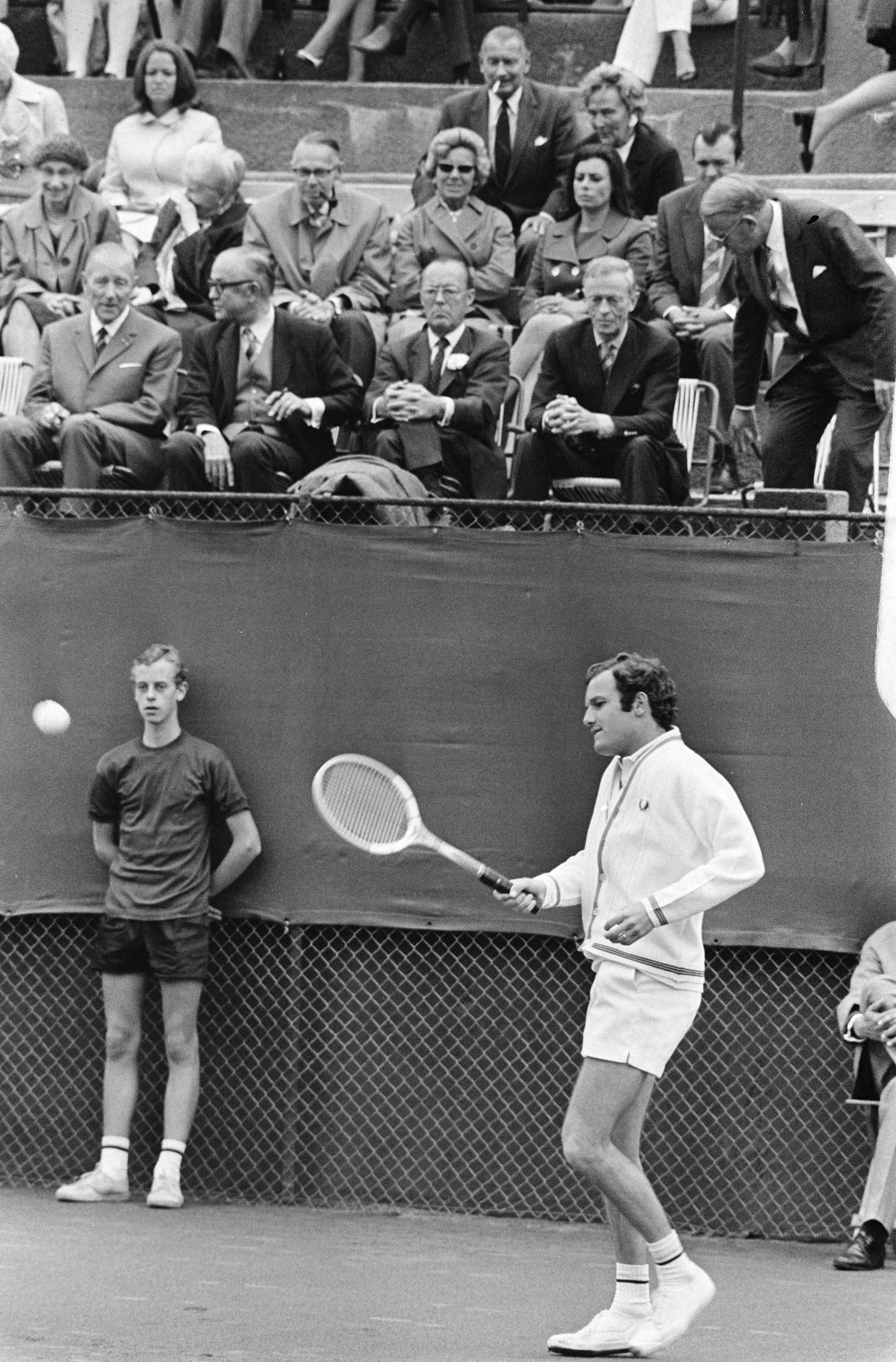 Tennistoernooi op MWTS-banen te Scheveningen; nr. 16, 17: Okker in aktie; nr. 18: Rosewall in aktie — De Nederlandse tennisprofessional Tom Okker in aktie — Foto: Fotograaf Onbekend / Anefo. Licentie: Set B: Rechtenvrij / Publiek Domein. Bron: Nationaal Archief. http://hdl.handle.net/10648/ab9b777a-d0b4-102d-bcf8-003048976d84