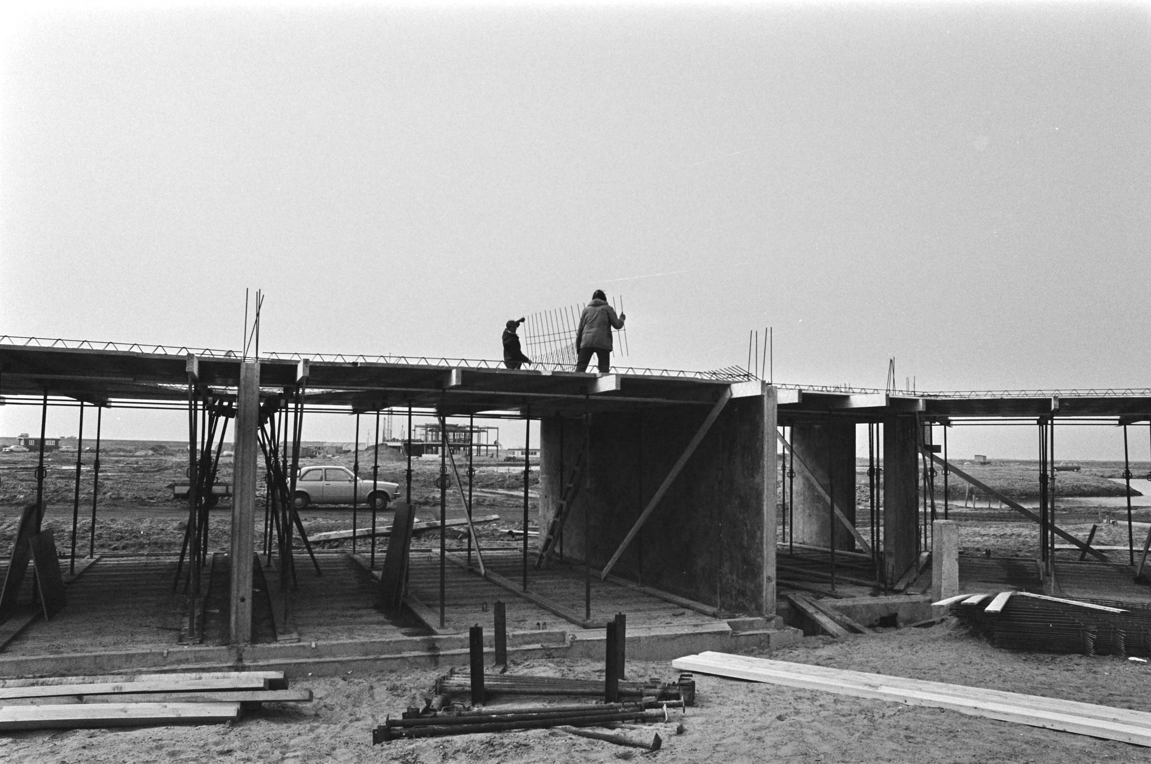Fotocollectie Anefo — Bouw Almere in Flevopolder begonnen; huizenbouw in Almere — Foto: Mieremet, Rob / Anefo. Licentie: Set B: Rechtenvrij / Publiek Domein. Bron: Nationaal Archief. http://hdl.handle.net/10648/ac7f2024-d0b4-102d-bcf8-003048976d84