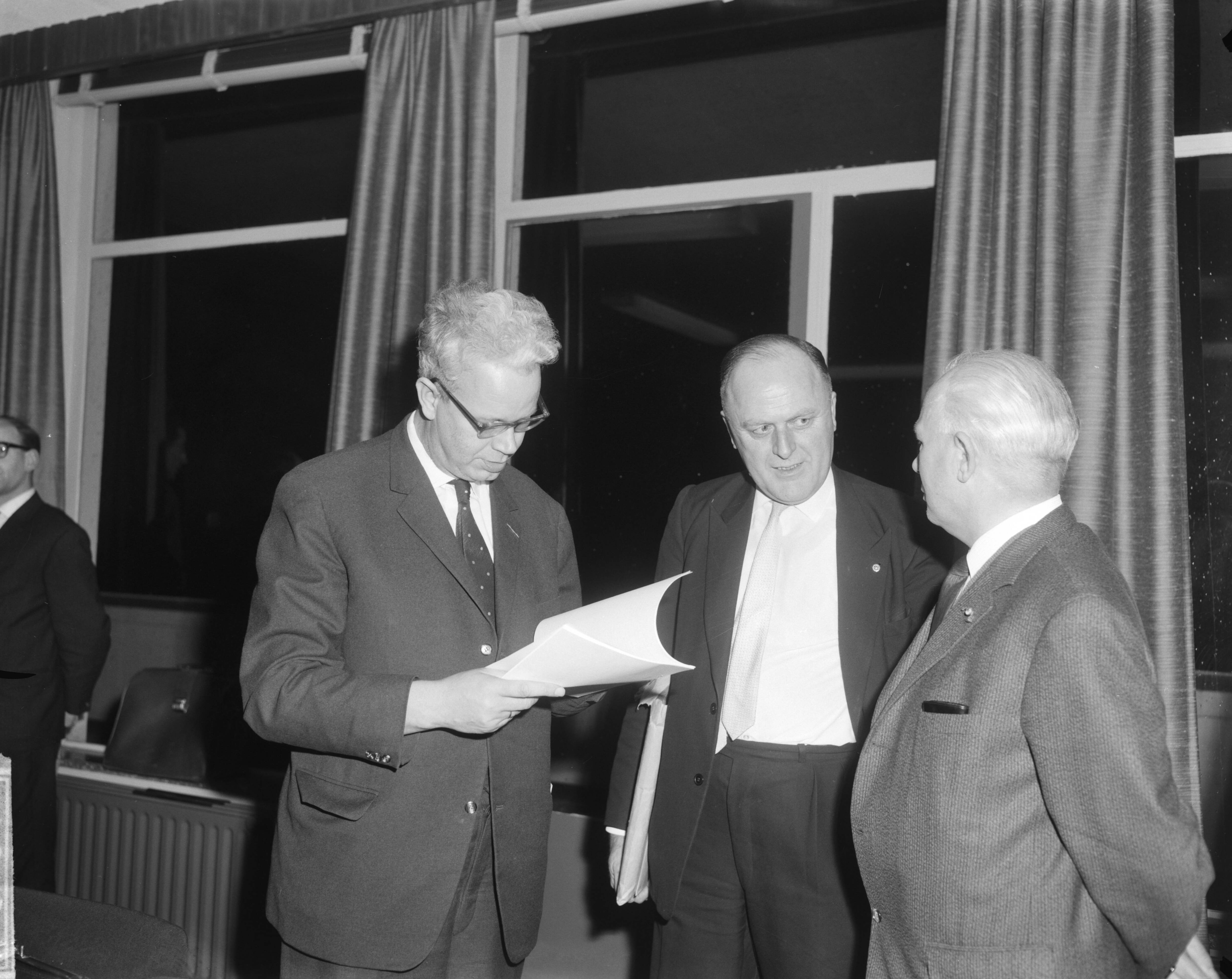 Fotocollectie Anefo — In het gebouw van de Stichting van de Arbeid te Voorburg vond overleg plaats tussen regering en het bestuur van de Stichting over lonen en prijzen. Drie leden van het bestuur, vlnr. D. Roemers (NKV), P.S. Pels (secretaris Stichting van de Arbeid) J.A. Middelhuis (NKV) — Foto: Bilsen, Joop van / Anefo. Licentie: Set B: Rechtenvrij / Publiek Domein. Bron: Nationaal Archief. http://hdl.handle.net/10648/aa57783c-d0b4-102d-bcf8-003048976d84