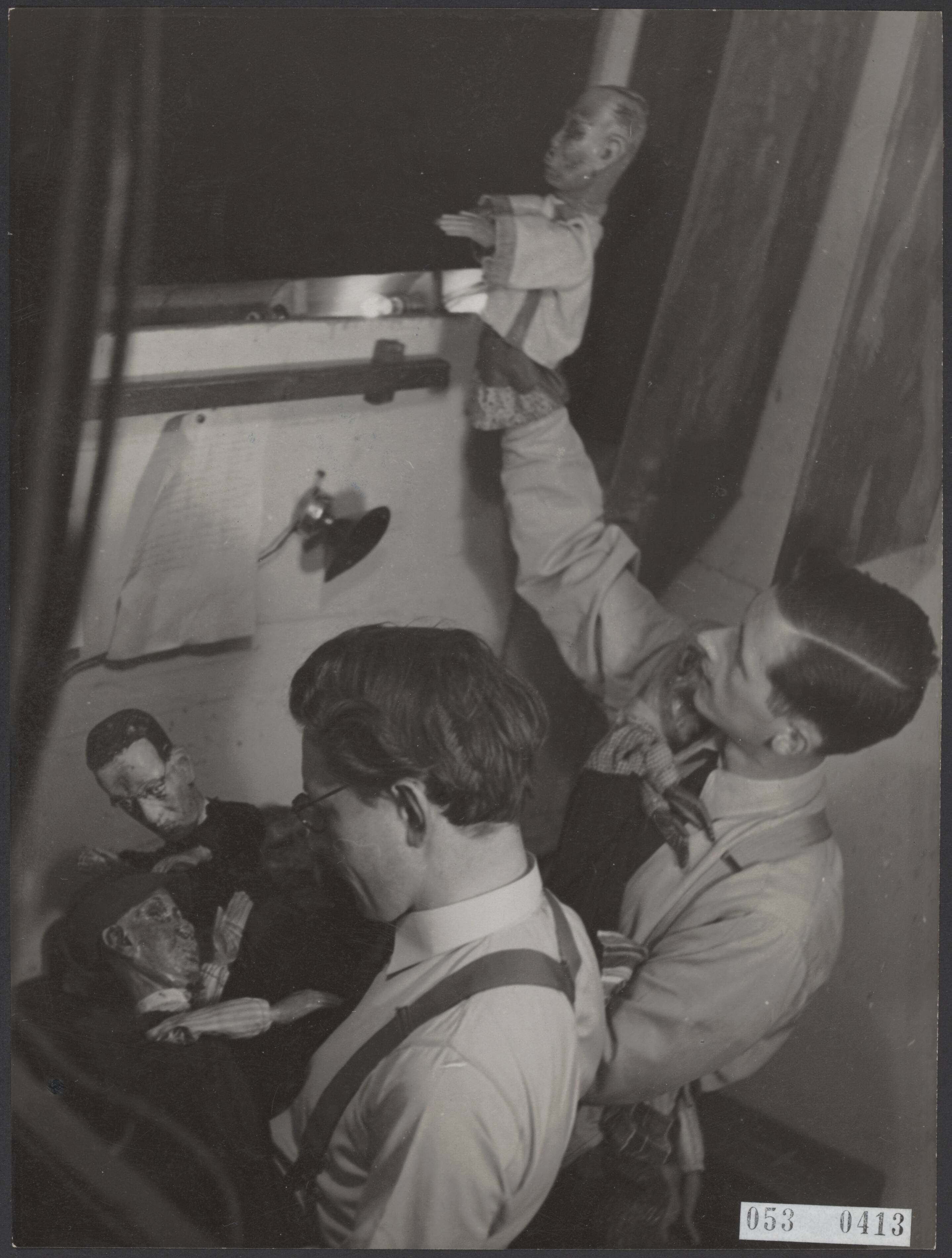 Fotocollectie Elsevier Binnenland — [Serie: Poesjenellentheater Maastricht] Nelissen (links) en Cremer inspecteren nog even de poppen voor de voorstelling — Foto: Associated Correspondents. Licentie: Set B: Rechtenvrij / Publiek Domein. Bron: Nationaal Archief. http://hdl.handle.net/10648/ae069bd4-d0b4-102d-bcf8-003048976d84