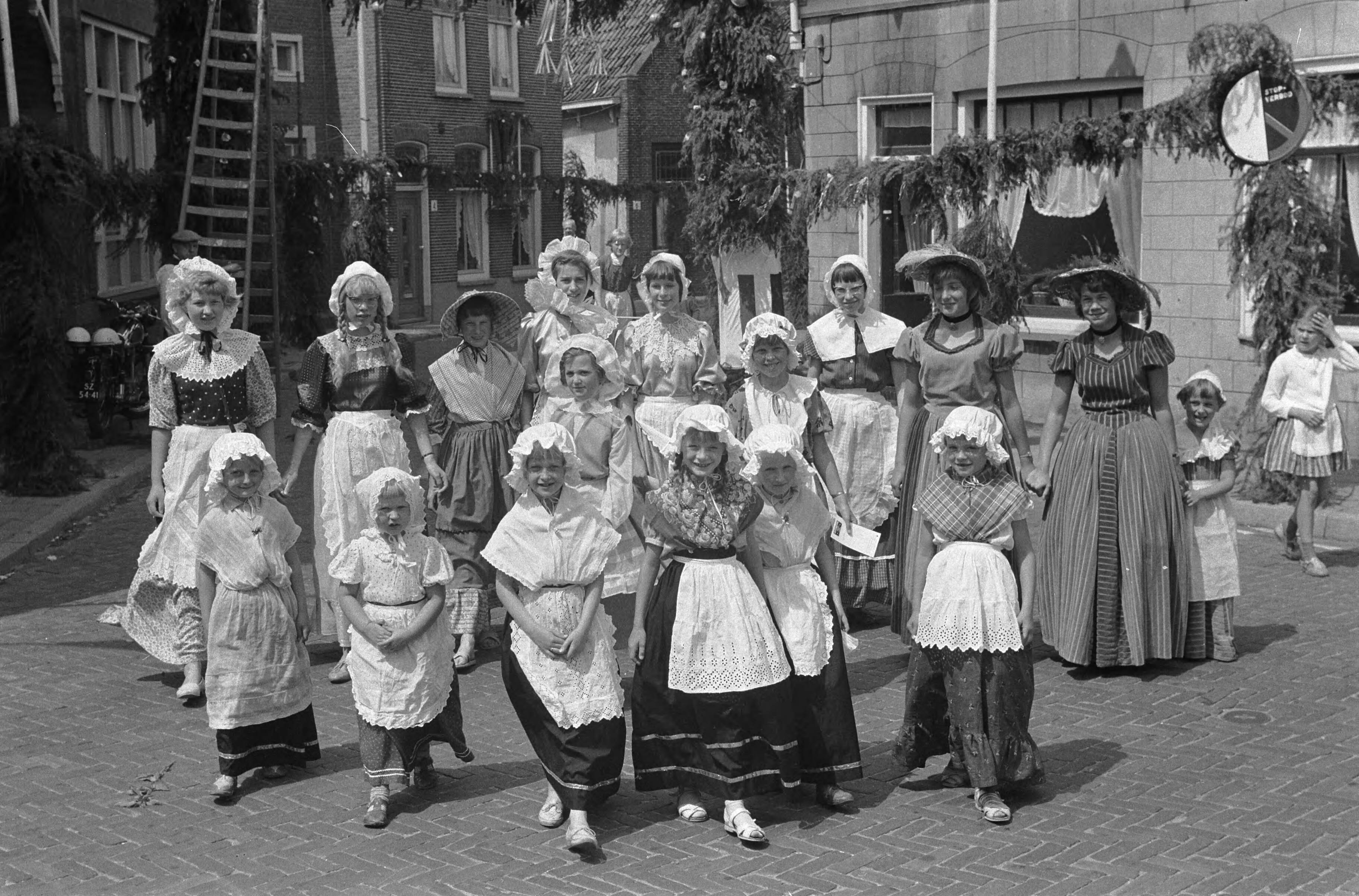 Fotocollectie Anefo — Feest in Zwammerdam t.g.v. 1000-jarig bestaan. "Kersverse" Zwammerdammers [vrouwen en kinderen in kostuums] — Foto: Pot, Harry / Anefo. Licentie: Set B: Rechtenvrij / Publiek Domein. Bron: Nationaal Archief. http://hdl.handle.net/10648/a9b13f6c-d0b4-102d-bcf8-003048976d84