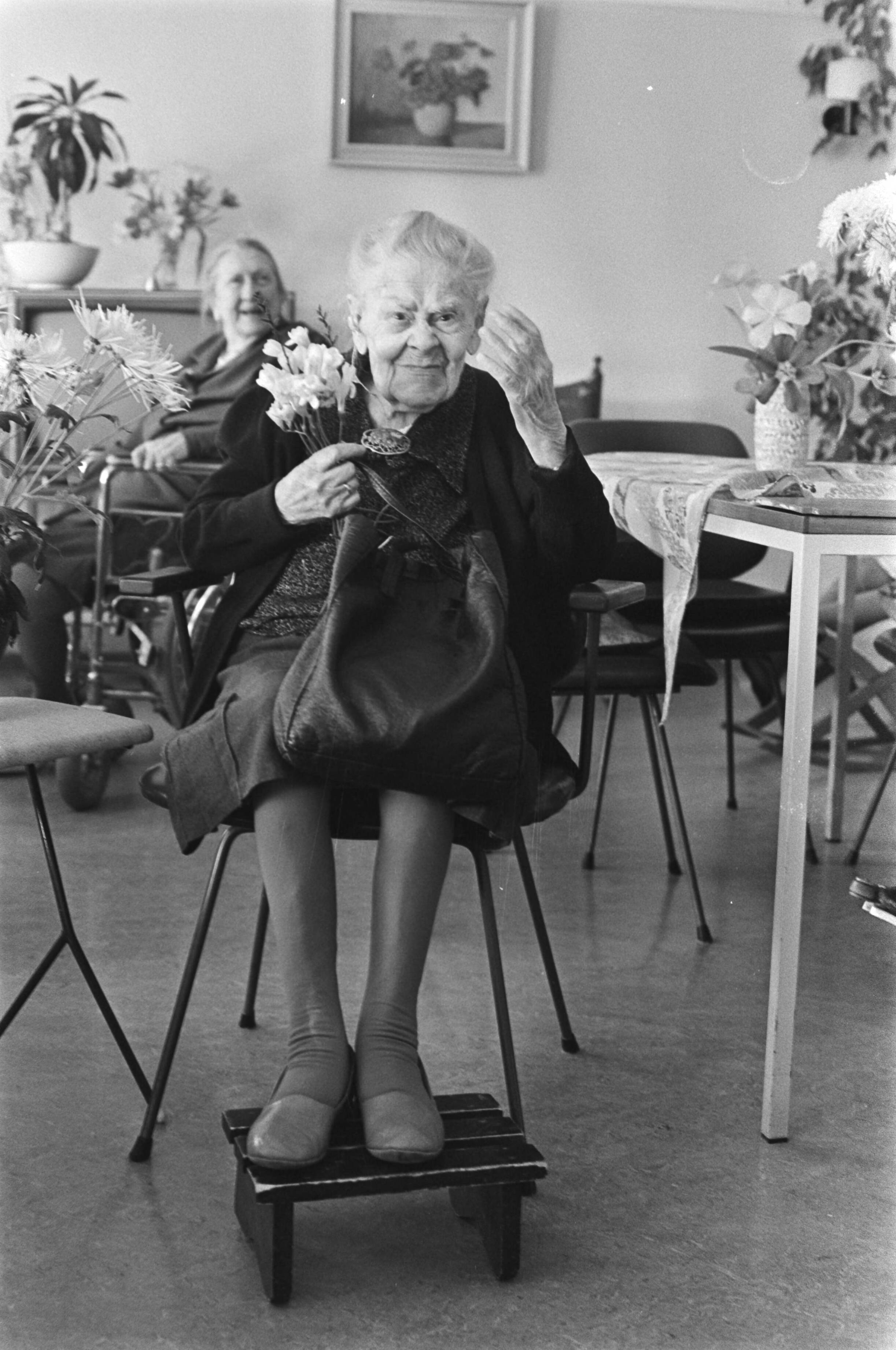 Fotocollectie Anefo — Mevrouw Van Heusden-Frederiks binnenkort 105 jaar ( Den Haag ) — Foto: Verhoeff, Bert / Anefo. Licentie: Set B: Rechtenvrij / Publiek Domein. Bron: Nationaal Archief. http://hdl.handle.net/10648/ac80d982-d0b4-102d-bcf8-003048976d84