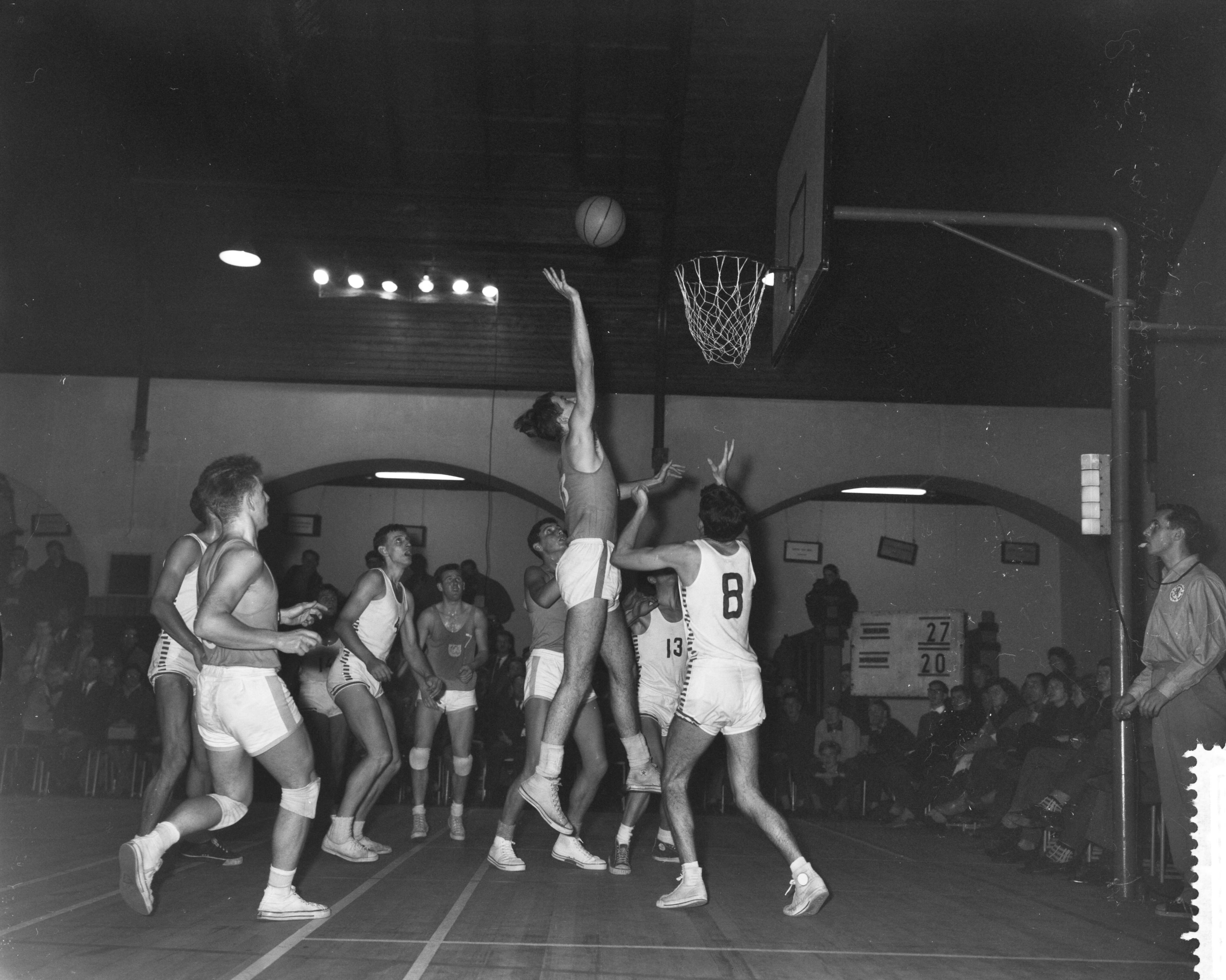 Fotocollectie Anefo — Basketbalwedstrijd Nederland tegen Denemarken in het Krelage Huis te Haarlem (70-54). Spelmoment onder de Deense basket — Foto: Rossem, Wim van / Anefo. Licentie: Set B: Rechtenvrij / Publiek Domein. Bron: Nationaal Archief. http://hdl.handle.net/10648/a9bd8344-d0b4-102d-bcf8-003048976d84