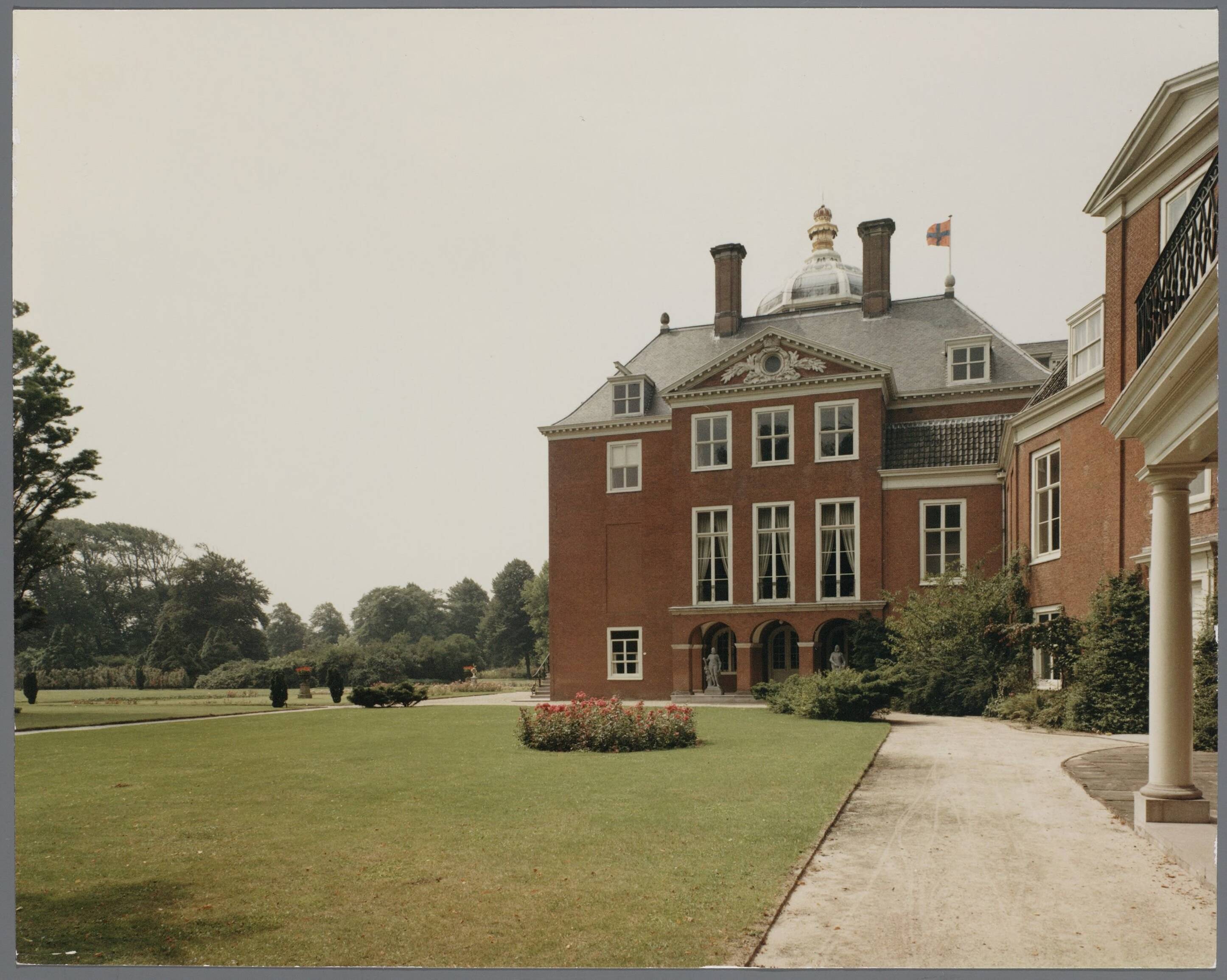 Paleis Huis ten Bosch te Den Haag — Exterieur — Foto: Hofmeester, Bart / RVD. Licentie: Set B: Rechtenvrij / Publiek Domein. Bron: Nationaal Archief. http://hdl.handle.net/10648/afa8dd6c-d0b4-102d-bcf8-003048976d84