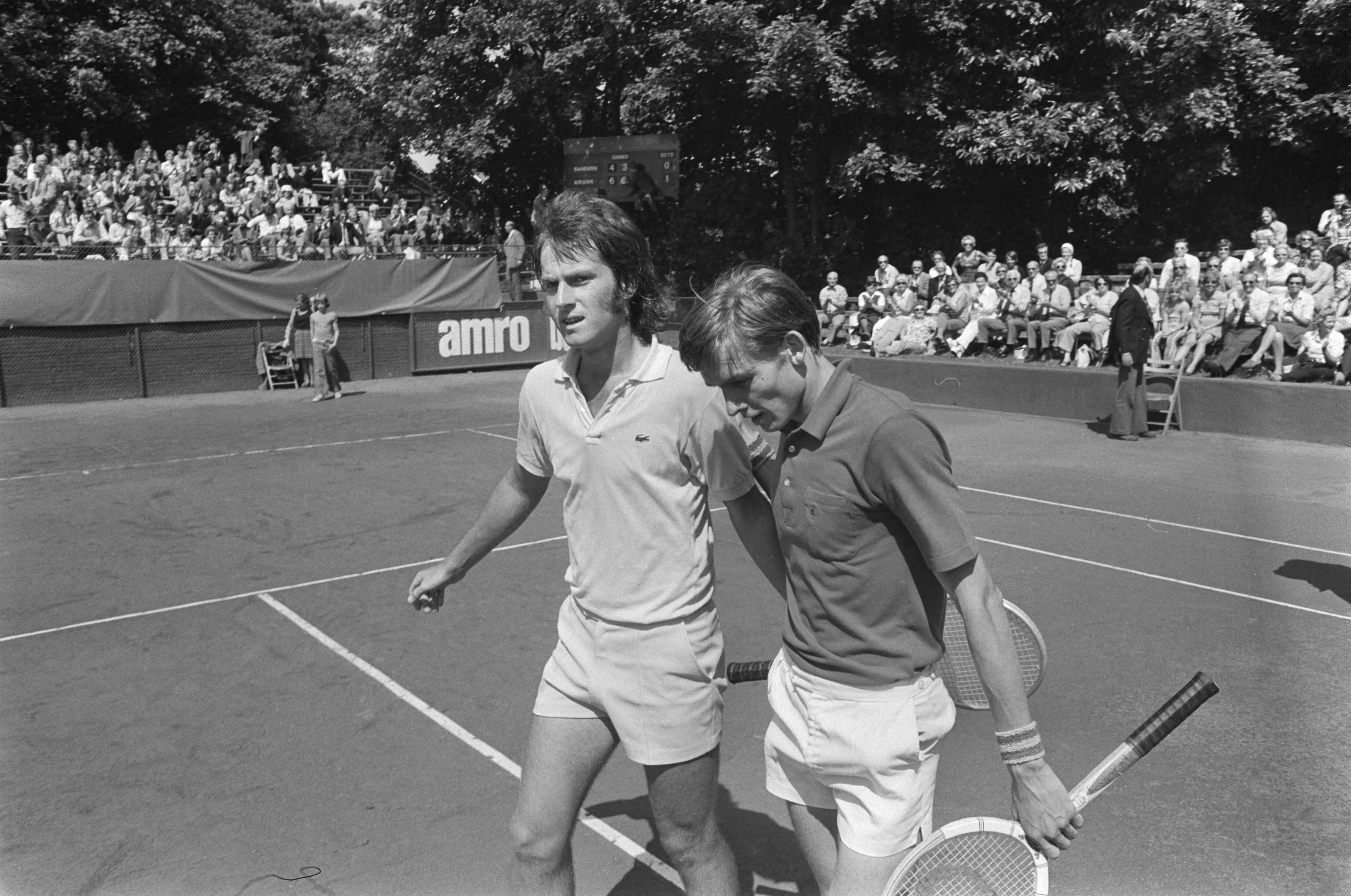 Fotocollectie Anefo — Kwartfinales tennistoernooi Melkhuisje, Kronk (Australie) en Sanders (r) verlaten veld — Foto: Verhoeff, Bert / Anefo. Licentie: Set B: Rechtenvrij / Publiek Domein. Bron: Nationaal Archief. http://hdl.handle.net/10648/ac50b6ee-d0b4-102d-bcf8-003048976d84
