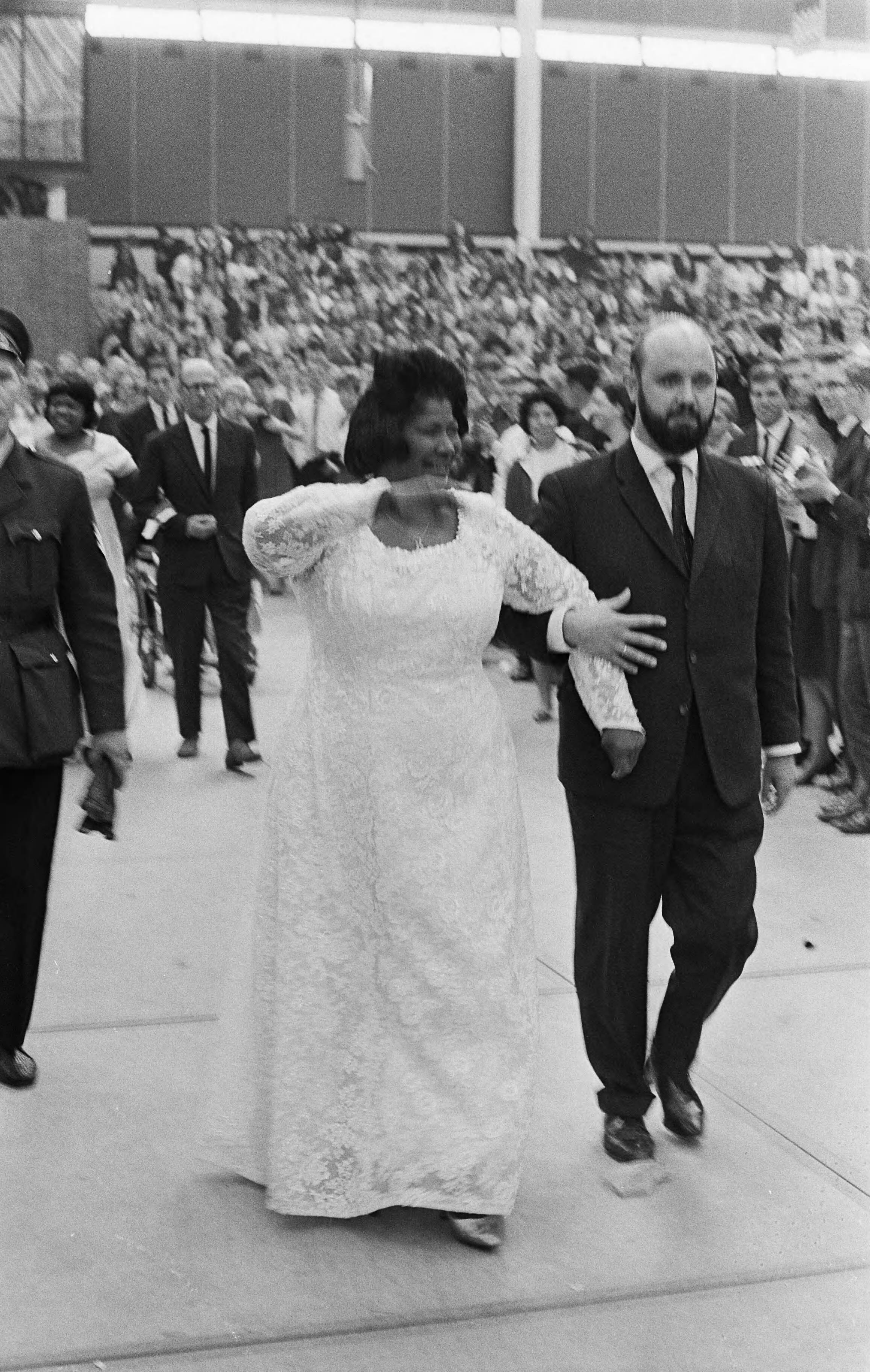 Fotocollectie Anefo — Mahalia Jackson tijdens haar optreden in de Irenehal in Utrecht voor jeugdmanifestatie Jeugd en Bijbel , tijdens haar optreden — Foto: Gelderen, Hugo van / Anefo. Licentie: Set B: Rechtenvrij / Publiek Domein. Bron: Nationaal Archief. http://hdl.handle.net/10648/aa681ab6-d0b4-102d-bcf8-003048976d84