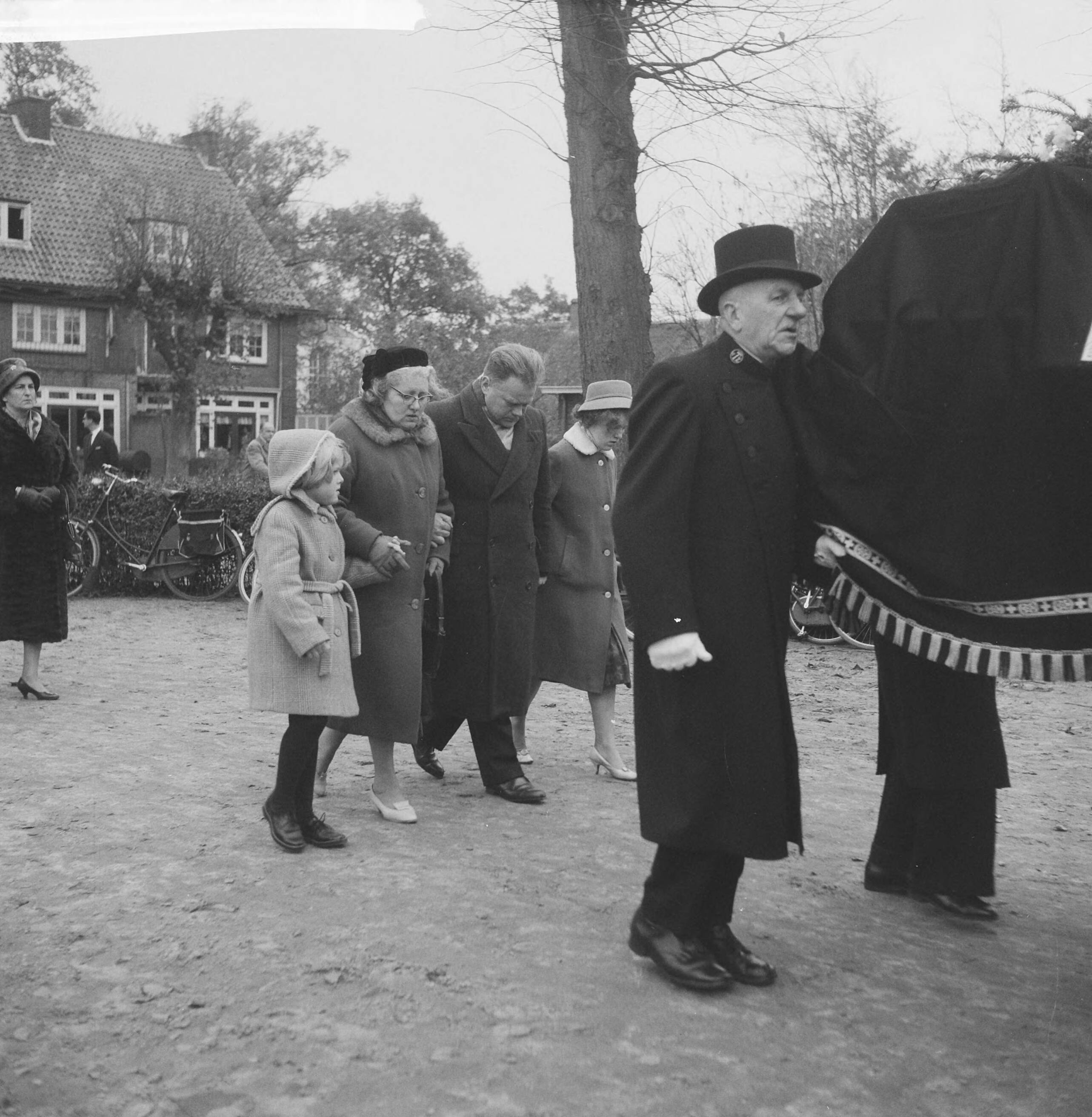Fotocollectie Anefo — Begrafenis Theo Mastwijk in Soest — Foto: Pot, Harry / Anefo. Licentie: Set B: Rechtenvrij / Publiek Domein. Bron: Nationaal Archief. http://hdl.handle.net/10648/a9ec6380-d0b4-102d-bcf8-003048976d84