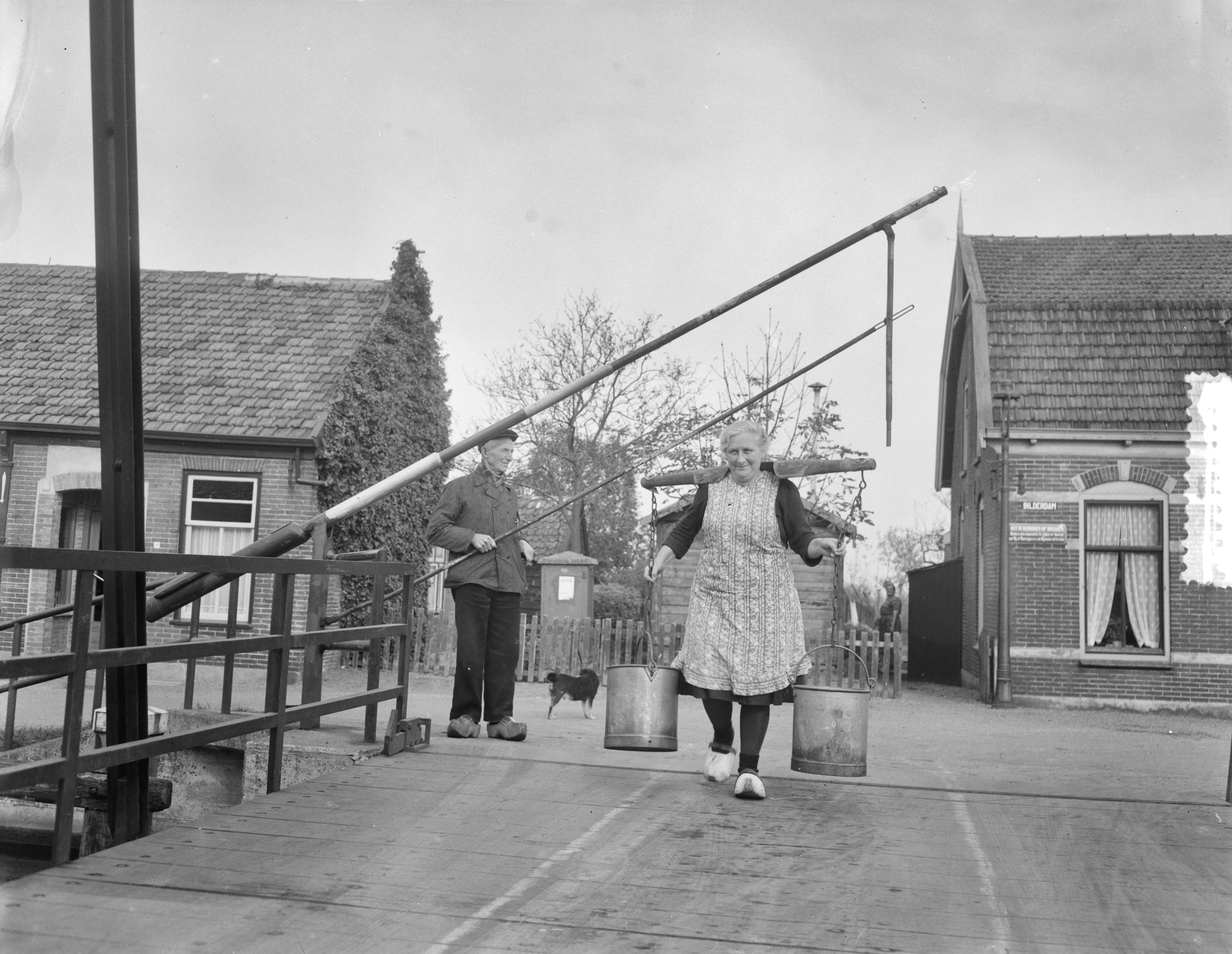 Fotocollectie Anefo — Tol op houten bruggetje aan de Bilderdam te Leimuiden blijft — Foto: Duinen, G.W. van / Anefo. Licentie: Set B: Rechtenvrij / Publiek Domein. Bron: Nationaal Archief. http://hdl.handle.net/10648/a9164ae8-d0b4-102d-bcf8-003048976d84