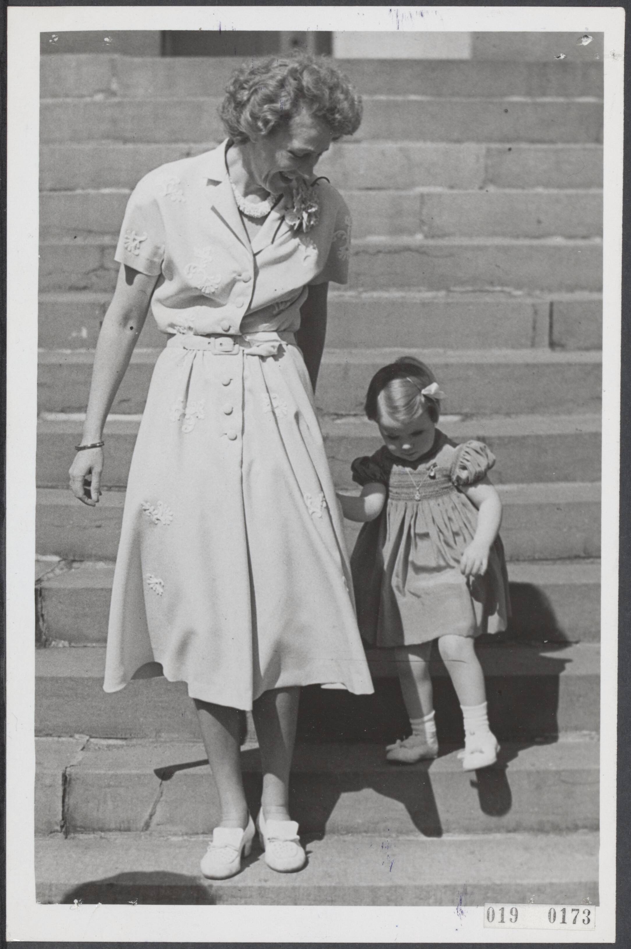 Fotocollectie Elsevier Binnenland — Prinses Marijke (Christina) trappen lopend op paleis Soestdijk aan de hand van mevr. Pennink, die na haar huwelijk met baron van Heeckeren van Molecate niet meer haar diensten aan het Koninklijk Huis zal verlenen zoals dit de laatste jaren het geval is geweest — Foto: Fotograaf Onbekend / Anefo. Licentie: Set B: Rechtenvrij / Publiek Domein. Bron: Nationaal Archief. http://hdl.handle.net/10648/adc5b830-d0b4-102d-bcf8-003048976d84