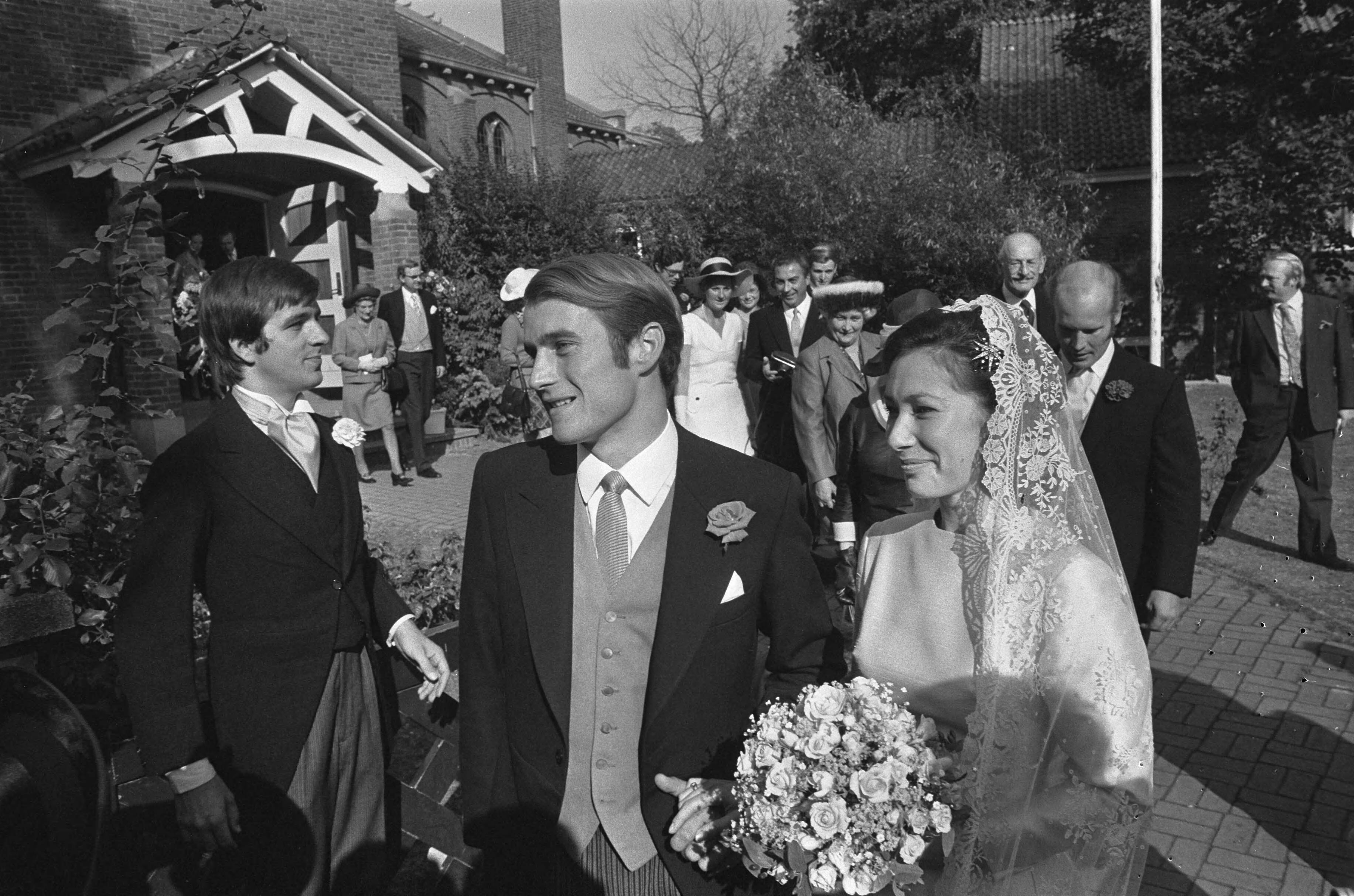 Fotocollectie Anefo — Rijkste man van Denemarken, Gorm Reventlow Girling trouwt in Den Haag met Elisabeth Vogel , voor de kerk — Foto: Mieremet, Rob / Anefo. Licentie: Set B: Rechtenvrij / Publiek Domein. Bron: Nationaal Archief. http://hdl.handle.net/10648/ac36e462-d0b4-102d-bcf8-003048976d84