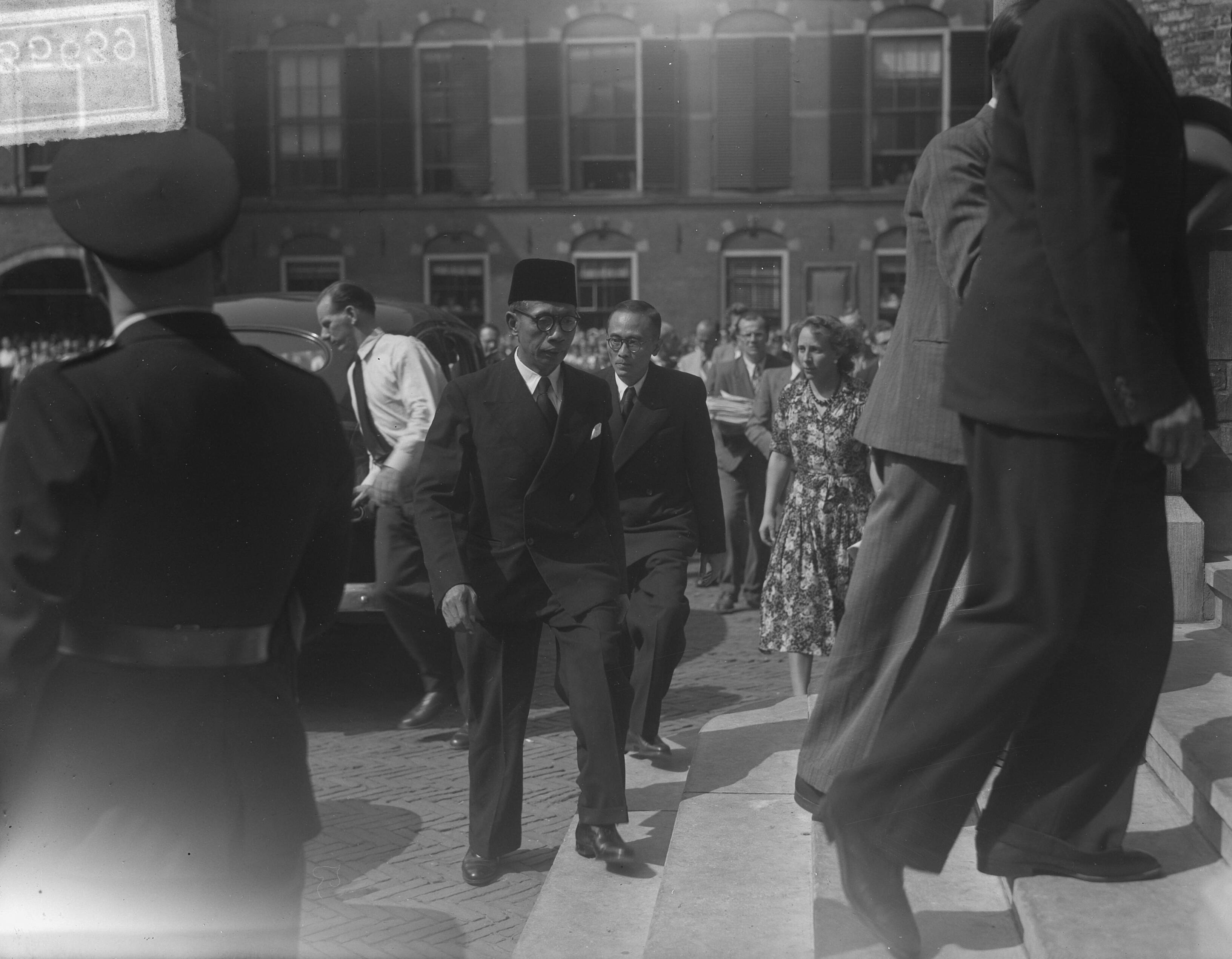 Fotocollectie Anefo — Ronde Tafel Conferentie Indonesië (RTC) in de Ridderzaal te Den Haag — Foto: Oorschot, […] van / Anefo. Licentie: Set B: Rechtenvrij / Publiek Domein. Bron: Nationaal Archief. http://hdl.handle.net/10648/a8ccfad2-d0b4-102d-bcf8-003048976d84