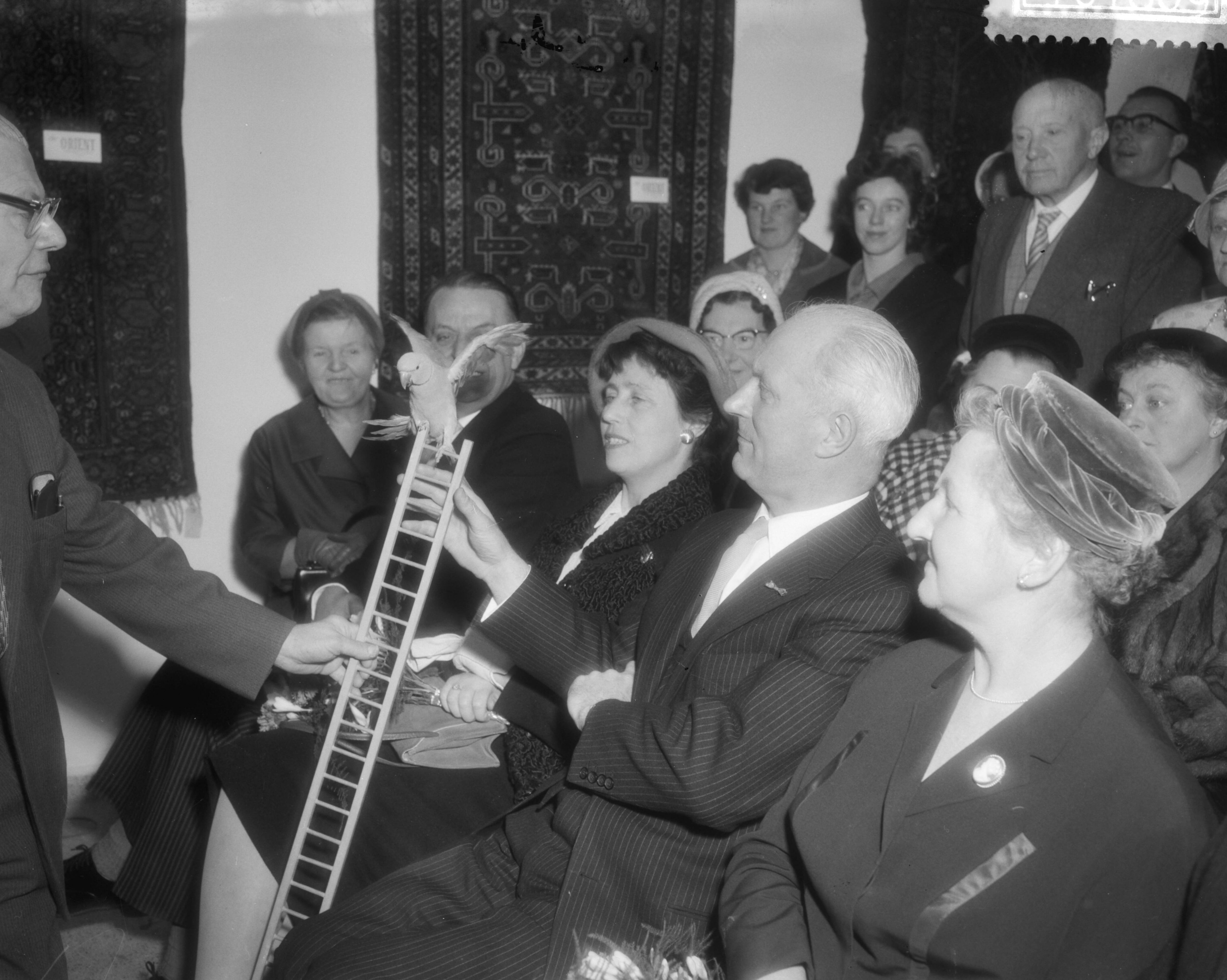 Fotocollectie Anefo — Opening "Voorjaarsbeurs voor de Vrouw" in het Krelagehuis te Haarlem door burgemeester van Haarlem, Mr. O. P. F. M. Cremers — Foto: Pot, Harry / Anefo. Licentie: Set B: Rechtenvrij / Publiek Domein. Bron: Nationaal Archief. http://hdl.handle.net/10648/a98e831e-d0b4-102d-bcf8-003048976d84