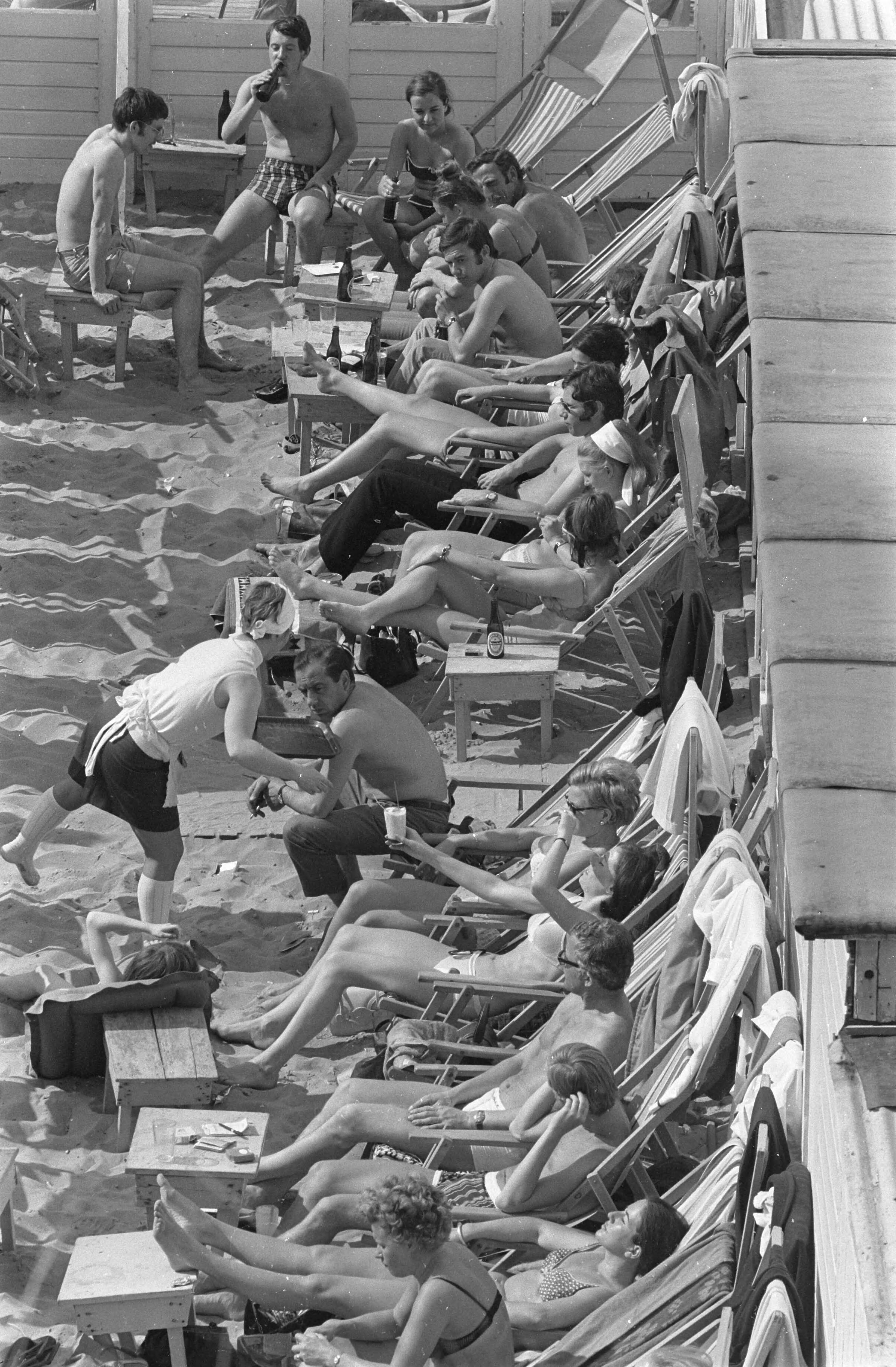 Fotocollectie Anefo — Zonaanbidders op strand Zandvoort — Foto: Evers, Joost / Anefo. Licentie: Set B: Rechtenvrij / Publiek Domein. Bron: Nationaal Archief. http://hdl.handle.net/10648/ab649bec-d0b4-102d-bcf8-003048976d84
