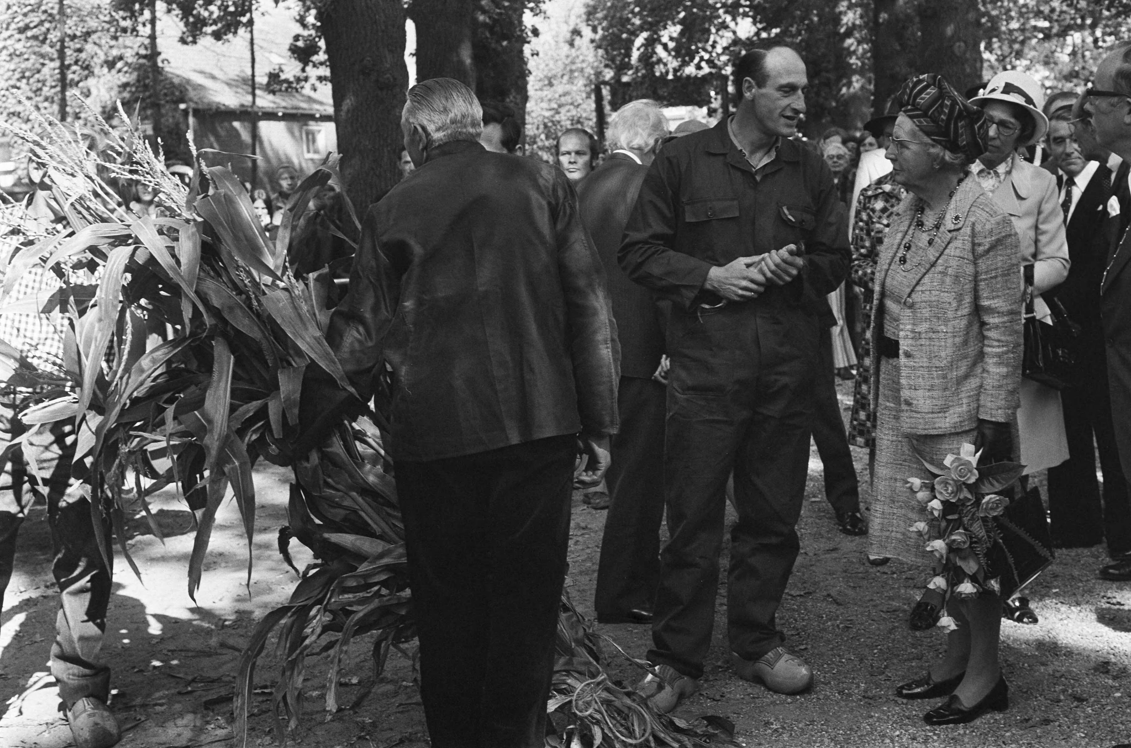 Fotocollectie Anefo — koningin Juliana bezoekt Kraanmachinistenschool in Elst (Utrecht); koningin Juliana tussen in klederdracht gestoken bewoners — Foto: Mieremet, Rob / Anefo. Licentie: Set B: Rechtenvrij / Publiek Domein. Bron: Nationaal Archief. http://hdl.handle.net/10648/ac55cd82-d0b4-102d-bcf8-003048976d84