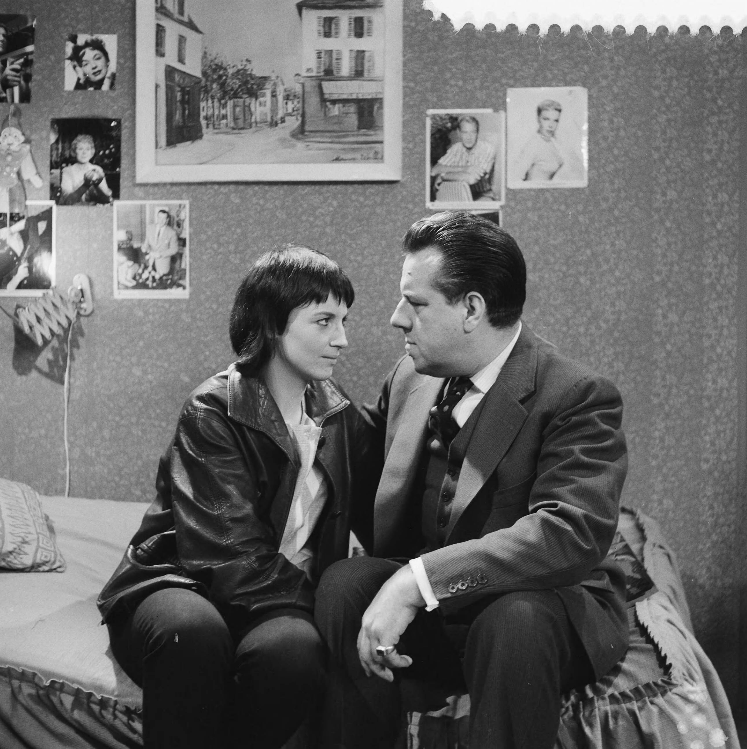 Fotocollectie Anefo — VARA televisieserie "Bijna Twintig". Eenakter "Toen ik bijna twintig was¨ van J.G. Toonder. Kitty Courbouis en Ko van Dijk — Foto: Lindeboom, Henk / Anefo. Licentie: Set B: Rechtenvrij / Publiek Domein. Bron: Nationaal Archief. http://hdl.handle.net/10648/a9cc9f28-d0b4-102d-bcf8-003048976d84