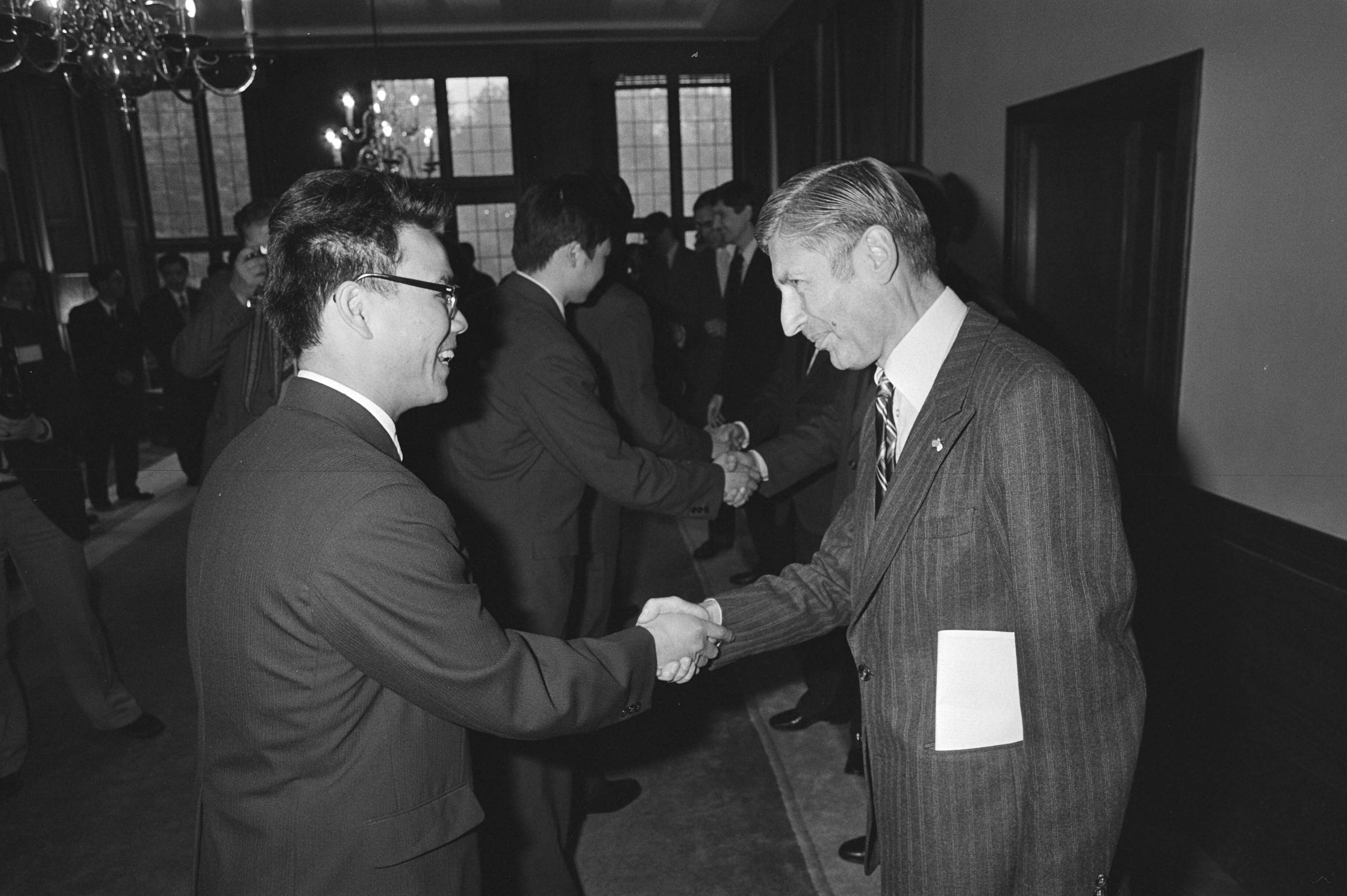 Fotocollectie Anefo — Alle Chinese studenten van Nederlandse Universiteiten en hogescholen te gast bij Premier Van Agt op Catshuis te Den Haag , — Foto: Antonisse, Marcel / Anefo. Licentie: Set B: Rechtenvrij / Publiek Domein. Bron: Nationaal Archief. http://hdl.handle.net/10648/aceb0f32-d0b4-102d-bcf8-003048976d84