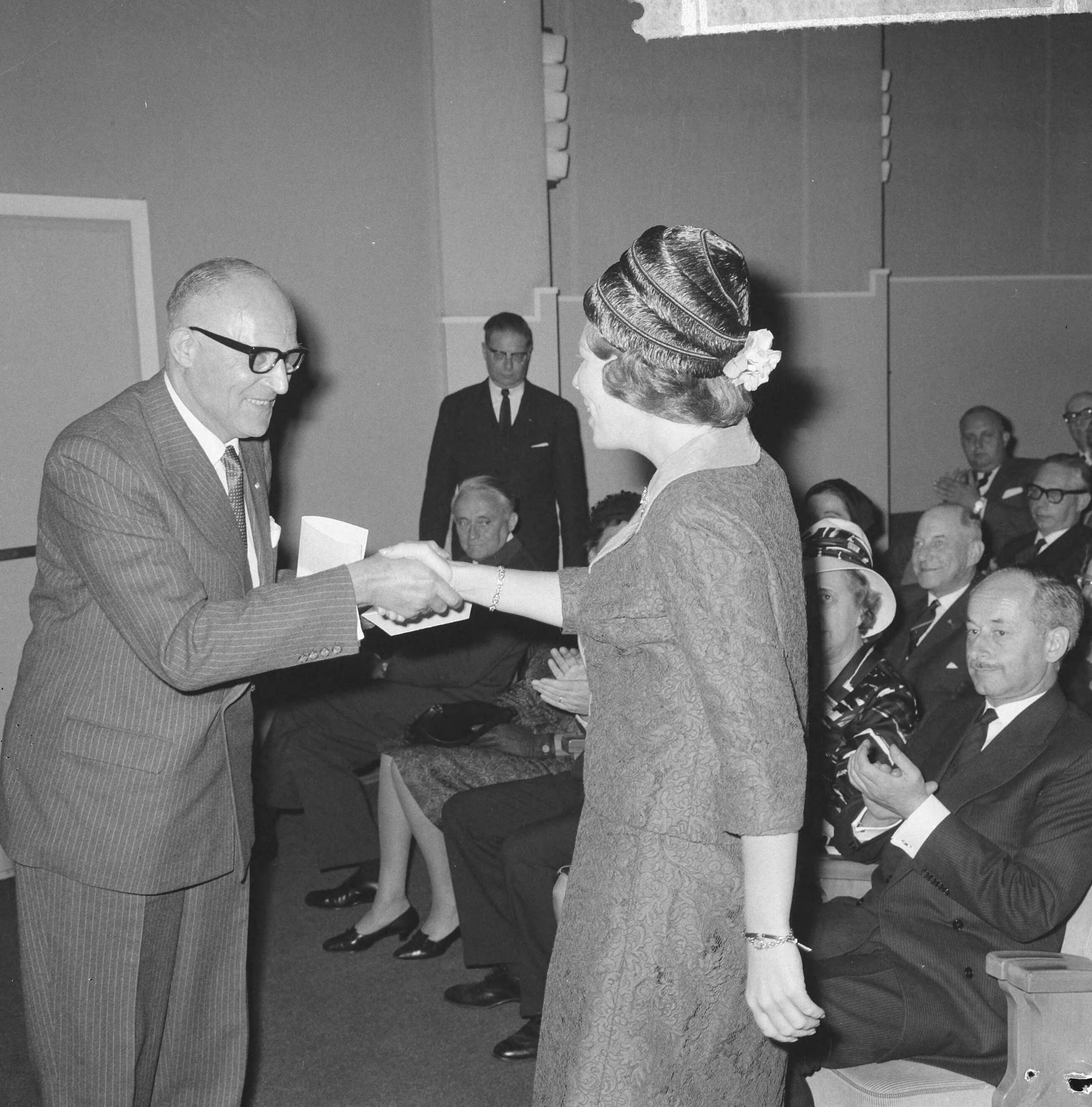 Fotocollectie Anefo — Prinses Beatrix woonde de opening bij van de tentoonstelling "Taal en Teken" in het Gemeentemuseum Den Haag. Prinses Beatrix schudt de hand van Chr. Leeflang, voorzitter van de jubileumcommissie van de 150-jarige Vereniging ter Bevordering van de belangen des Boekhandels — Foto: Nijs, Jac. de / Anefo. Licentie: Set B: Rechtenvrij / Publiek Domein. Bron: Nationaal Archief. http://hdl.handle.net/10648/aaa5beac-d0b4-102d-bcf8-003048976d84
