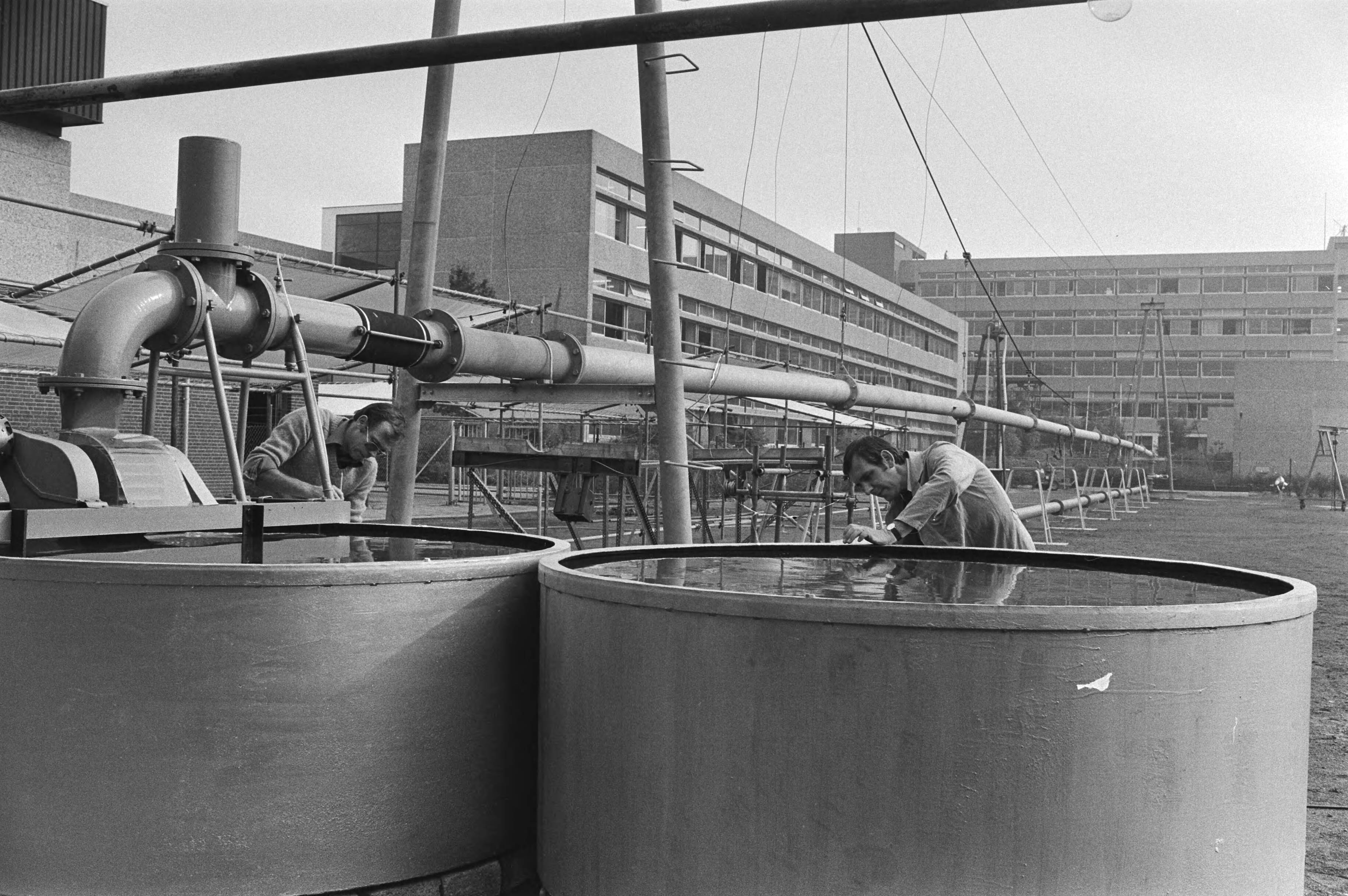 Expositie bij de Haarlemse HTS: waterturbine voor gebieden met waterschaarste — Haarlem|Noord-Holland|tentoonstellingen |watervoorziening |hbo — Foto: Suyk, Koen / Anefo. Licentie: Set B: Rechtenvrij / Publiek Domein. Bron: Nationaal Archief. http://hdl.handle.net/10648/acd22378-d0b4-102d-bcf8-003048976d84