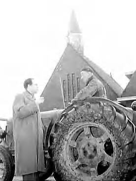Fotocollectie Anefo — Het dorp Rijk in de Haarlemmermeer zal verdwijnen voor startbaan Schiphol. Voor 1 maart 1959 moet het dorp verdwenen zijn. De dominee van de hervormde kerk, ds H.P. Swets bespreekt het probleem met de landbouwer Van Doorn — Foto: Pot, Harry / Anefo. Licentie: Set B: Rechtenvrij / Publiek Domein. Bron: Nationaal Archief. http://hdl.handle.net/10648/a95460f8-d0b4-102d-bcf8-003048976d84