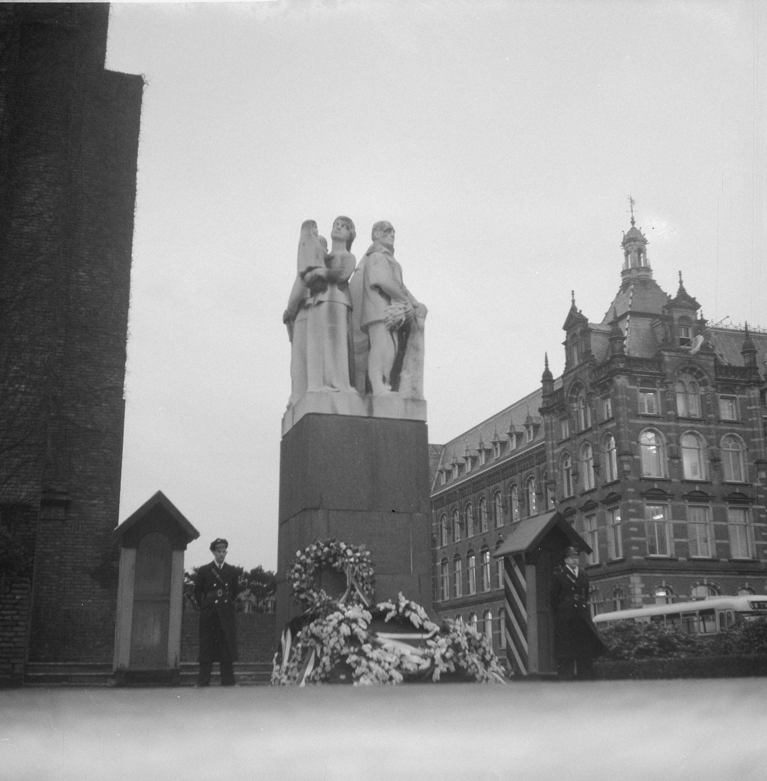 Treinramp bij Harmelen (1962) — Nationale Rouwdag in verband met de spoorramp bij Harmelen. Wacht bij spoorwegmonument in Utrecht — Foto: Pot, Harry / Anefo. Licentie: Set B: Rechtenvrij / Publiek Domein. Bron: Nationaal Archief. http://hdl.handle.net/10648/a9f403b0-d0b4-102d-bcf8-003048976d84