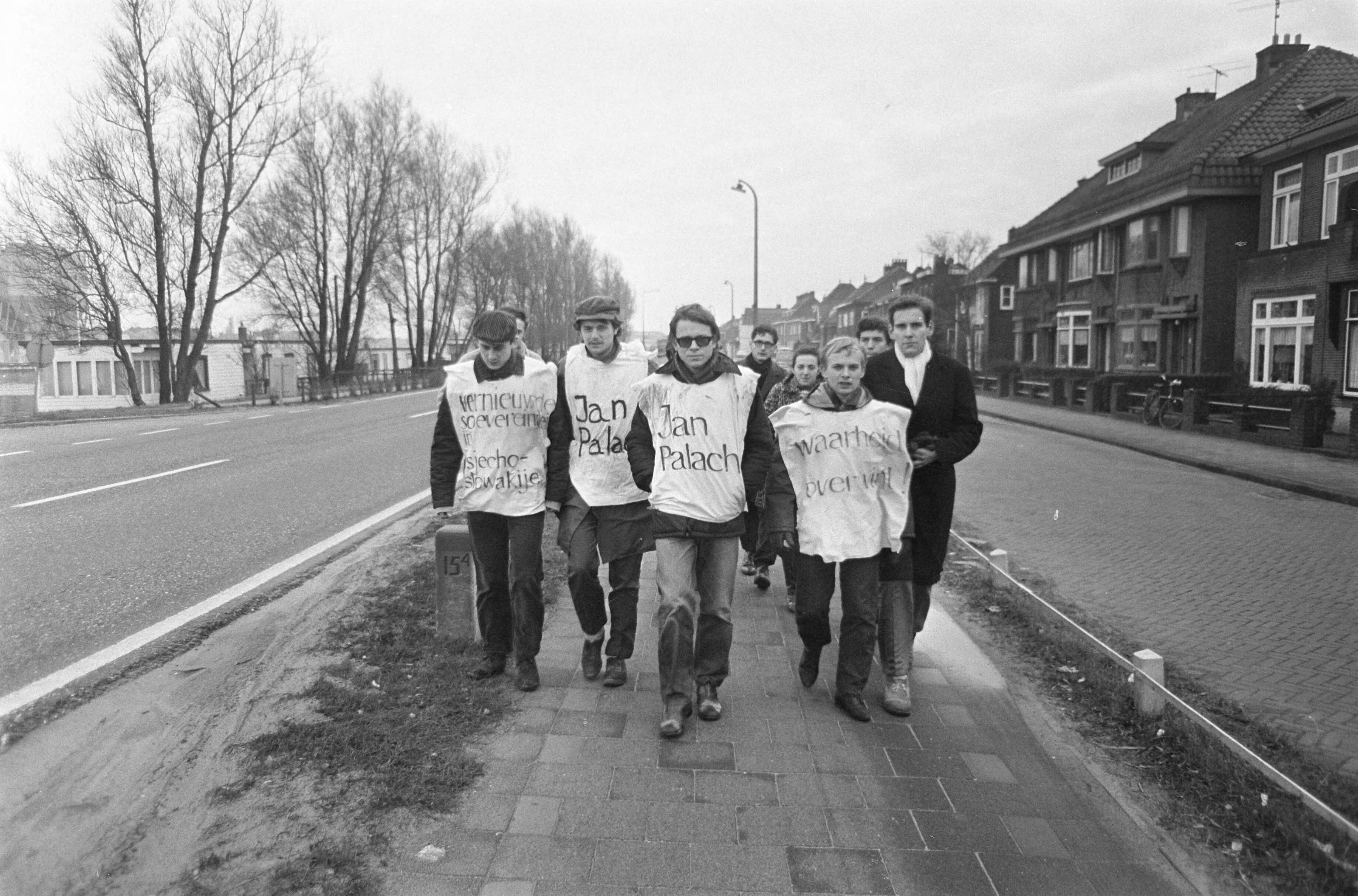 Fotocollectie Anefo — Tsjechische studenten in Nederland protesteren tegen toestand in Tsjecho Slowakije de studenten op weg naar Den Haag — Foto: Nijs, Jac. de / Anefo. Licentie: Set B: Rechtenvrij / Publiek Domein. Bron: Nationaal Archief. http://hdl.handle.net/10648/ab5b9128-d0b4-102d-bcf8-003048976d84