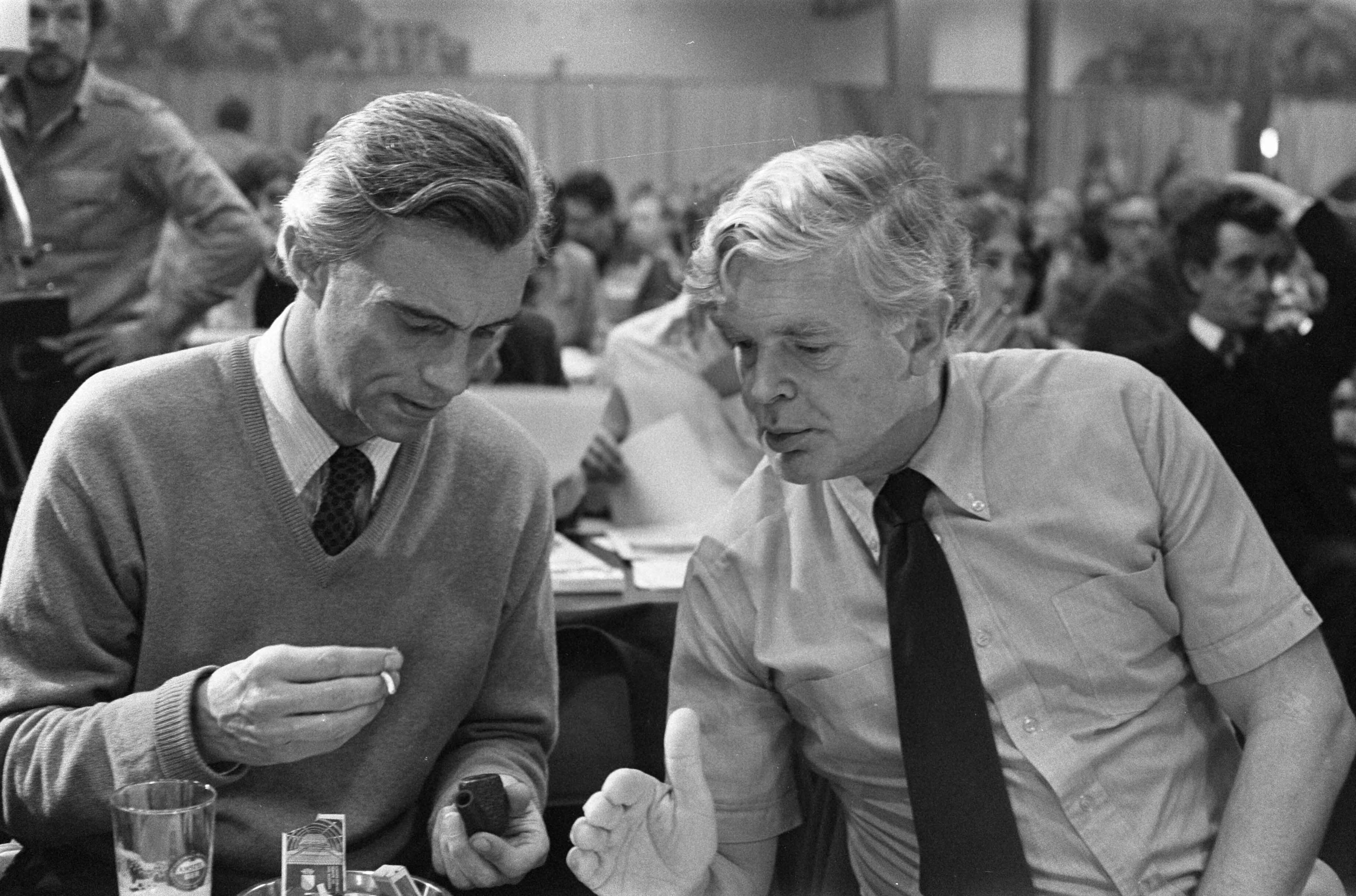 Fotocollectie Anefo — Congres D66 in Utrecht; nieuwe voorzitter Glastra van Loon (l) en Ten Brink — Foto: Verhoeff, Bert / Anefo. Licentie: Set B: Rechtenvrij / Publiek Domein. Bron: Nationaal Archief. http://hdl.handle.net/10648/ac8f49cc-d0b4-102d-bcf8-003048976d84