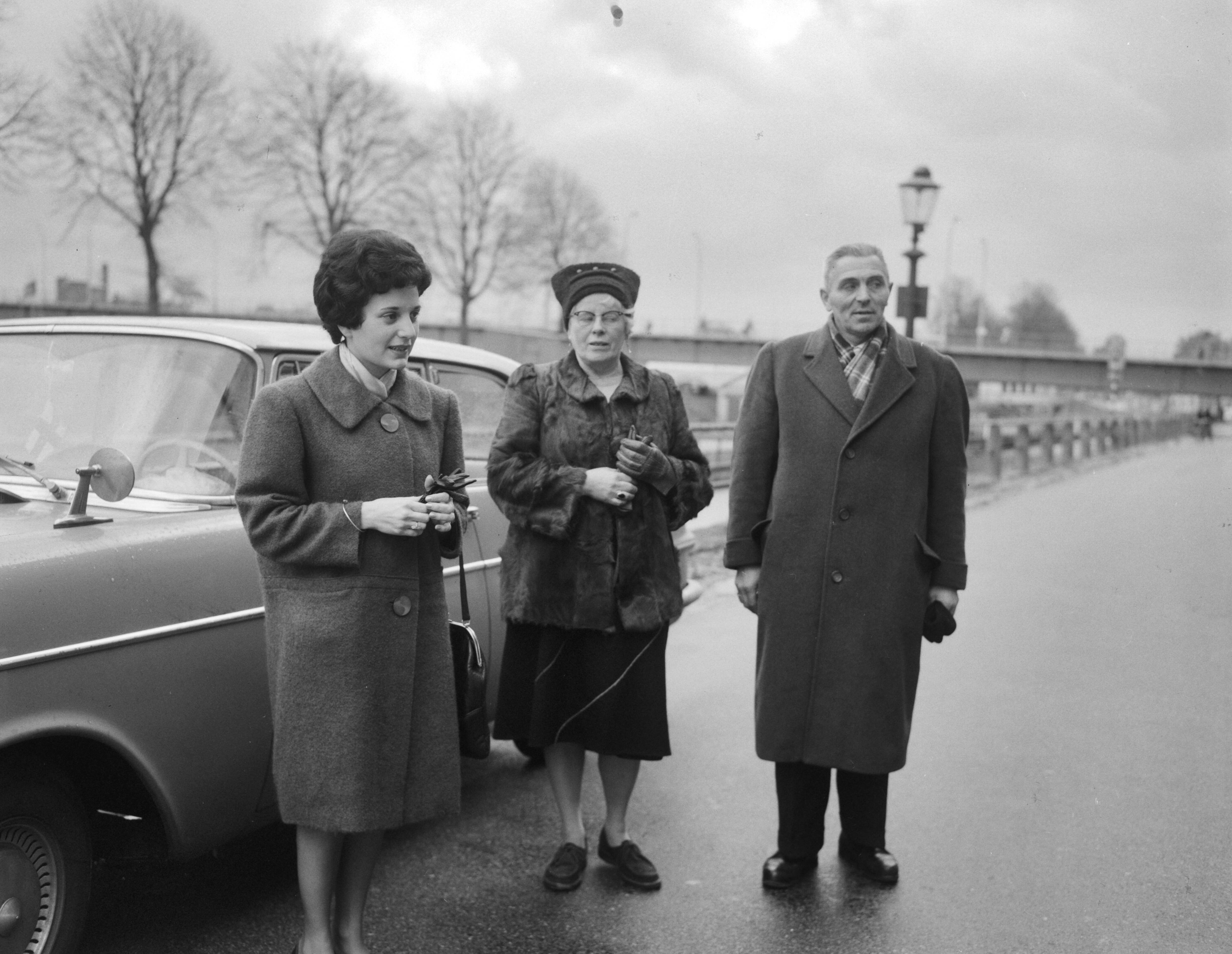 Fotocollectie Anefo — Persconferentie van Anneke Beekman in Maastricht. Anneke Beekman (links) met tante Gé (Geertruida Langedijk-van Moorst) en haar man (dhr. Langedijk) — Foto: Koch, Eric / Anefo. Licentie: Set B: Rechtenvrij / Publiek Domein. Bron: Nationaal Archief. http://hdl.handle.net/10648/a9eec6ac-d0b4-102d-bcf8-003048976d84