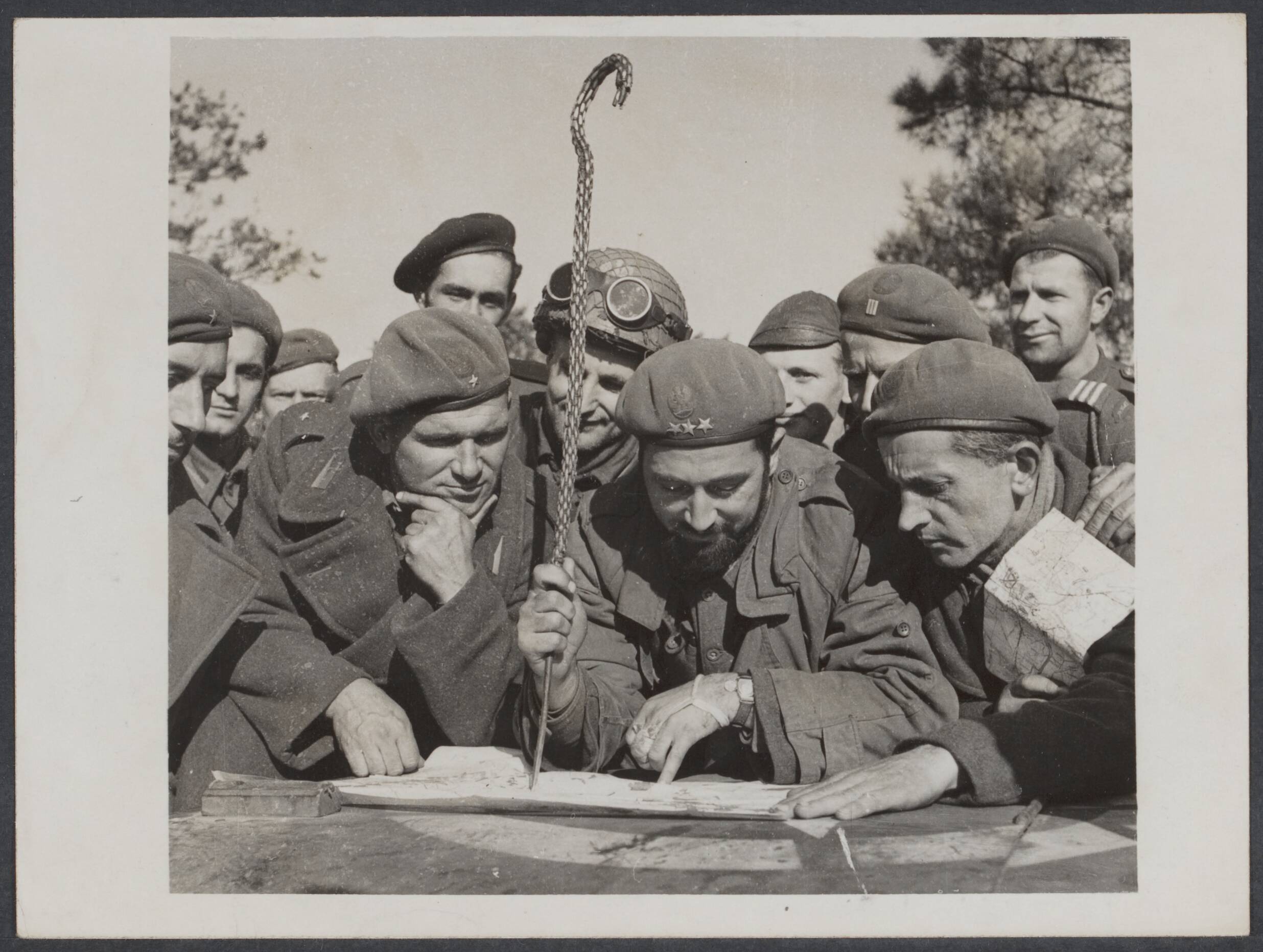 Nederland front, 1944 — Poolse leger aan het front Breda-Tilburg. Na de verovering van Alphen en Gilze. A Poolse commandant van een tankbrigade bestuurdeert kaarten van de omgeving — Foto: Keystone / Rechtenvrij. Licentie: Set B: Rechtenvrij / Publiek Domein. Bron: Nationaal Archief. http://hdl.handle.net/10648/870107cb-3f9e-4b51-d473-4bcfde3d4c14