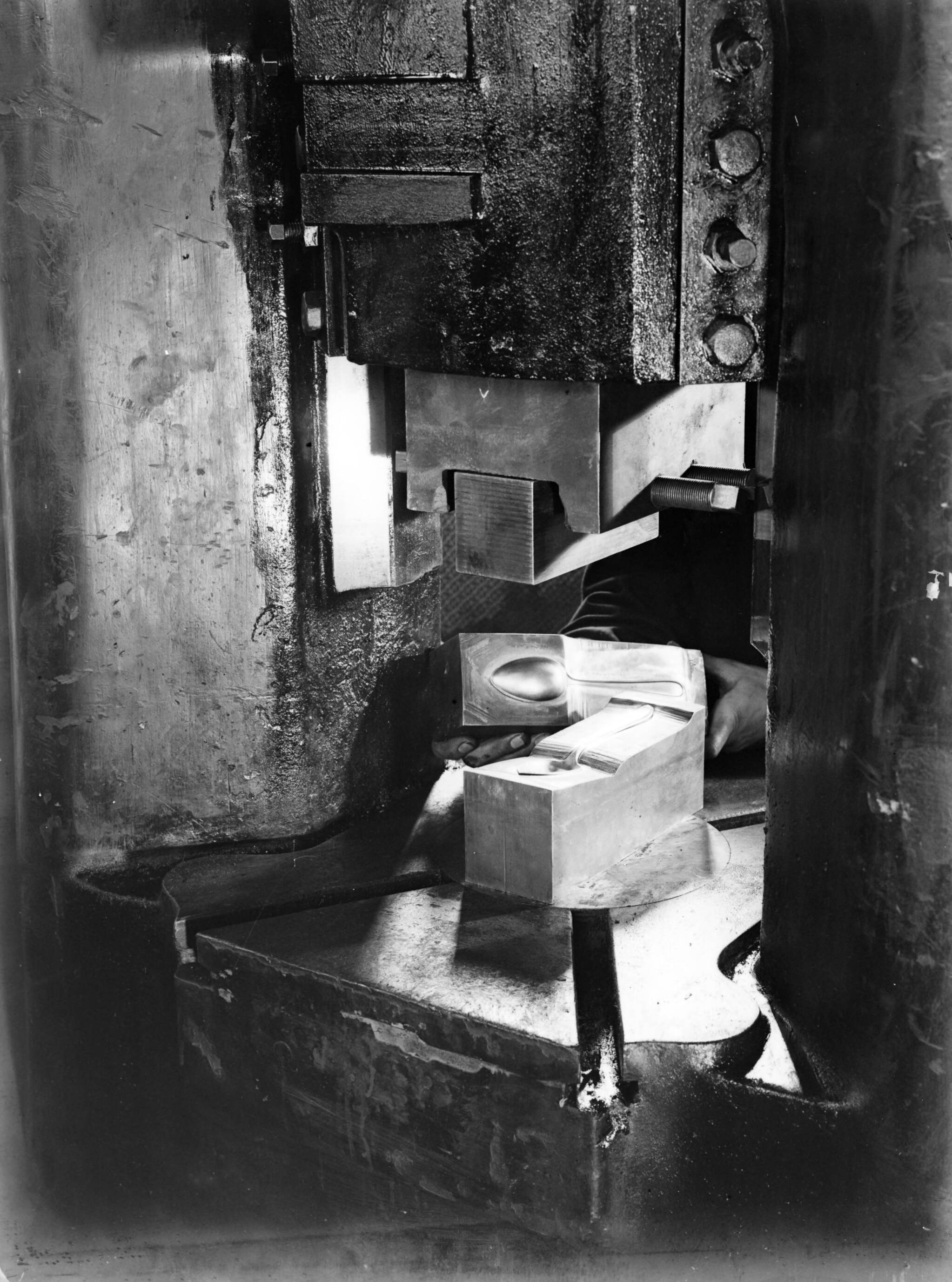 Productfoto's; zilverwerk — Pers en gietvorm voor het maken van zilveren lepels bij de fa. Gerritsen & Van Kempen in Zeist — Foto: Poll, Willem van de. Licentie: Set B: Rechtenvrij / Publiek Domein. Bron: Nationaal Archief. http://hdl.handle.net/10648/ae9e35de-d0b4-102d-bcf8-003048976d84