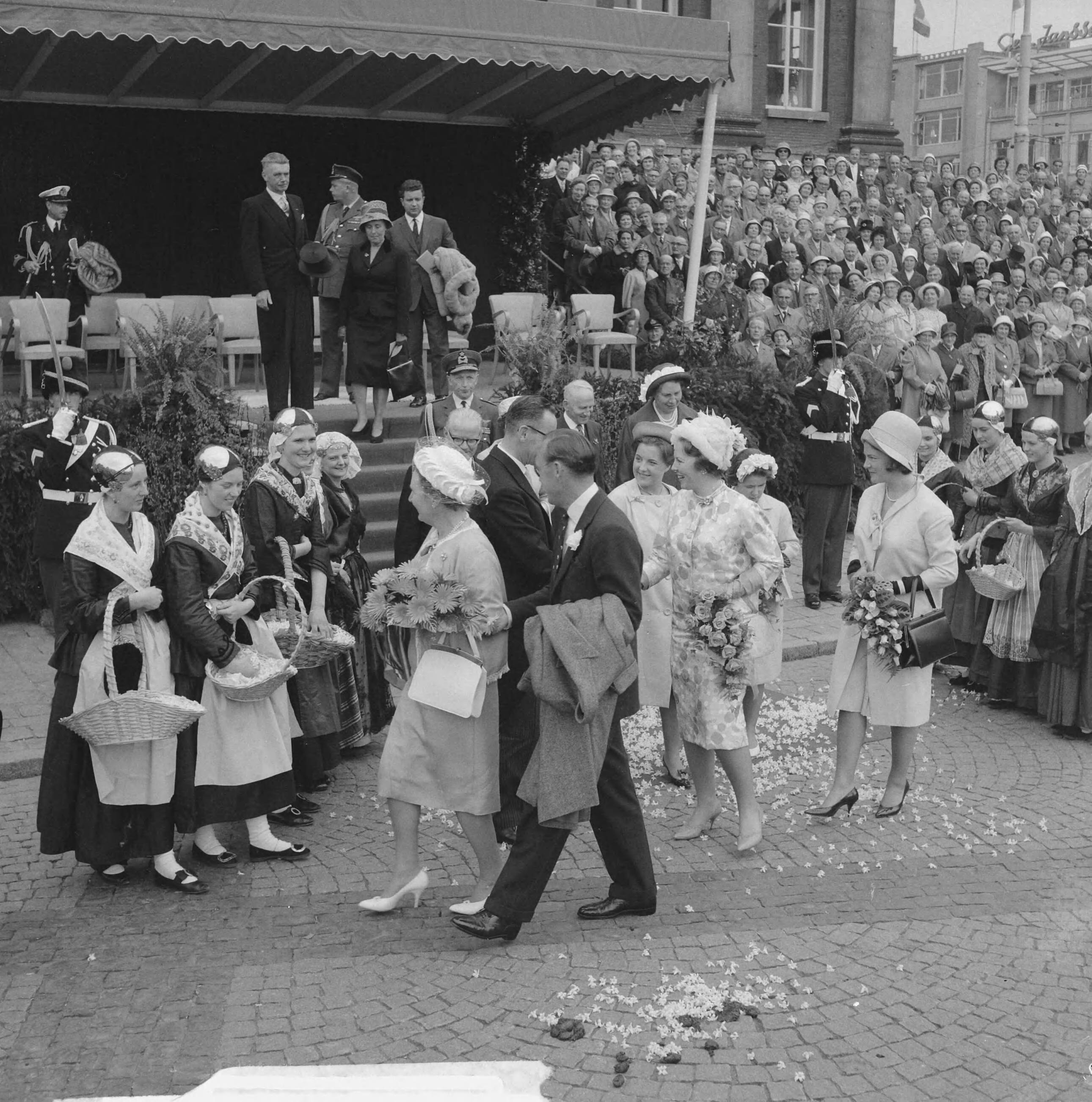 Koninklijk bezoek aan Groningen en Friesland (1962) — Koninklijk bezoek aan Groningen — Foto: Merk, Ben / Anefo. Licentie: Set B: Rechtenvrij / Publiek Domein. Bron: Nationaal Archief. http://hdl.handle.net/10648/aa07079e-d0b4-102d-bcf8-003048976d84