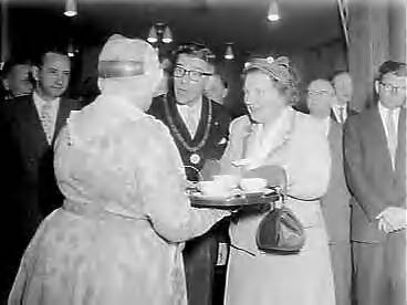 Fotocollectie Anefo — Bezoek van koningin Juliana aan Zaandam — Foto: Pot, Harry / Anefo. Licentie: Set B: Rechtenvrij / Publiek Domein. Bron: Nationaal Archief. http://hdl.handle.net/10648/a95d9204-d0b4-102d-bcf8-003048976d84