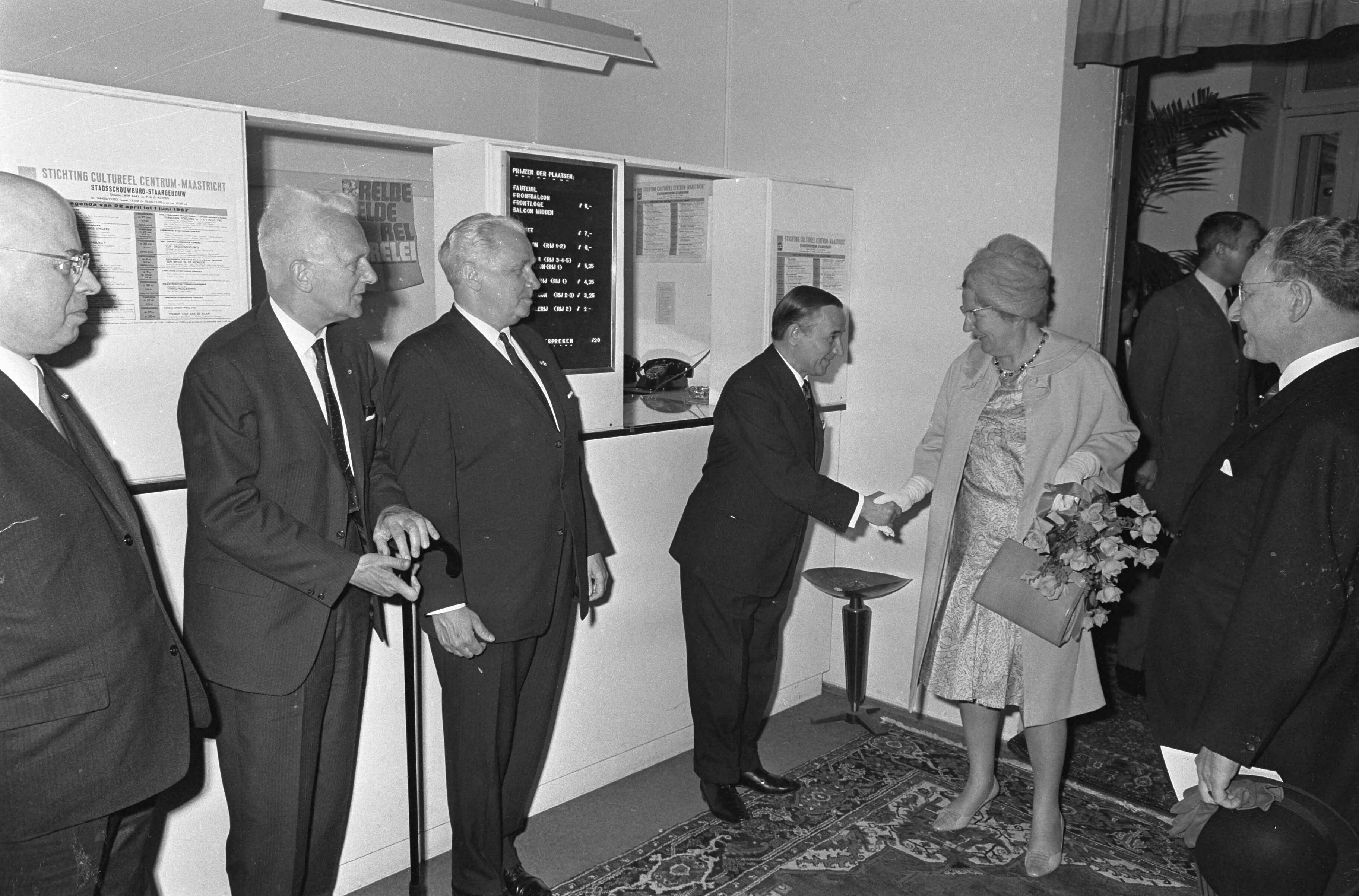 Fotocollectie Anefo — Koningin Juliana bezoekt Maastricht, bij aankomst schouwburg — Foto: Nijs, Jac. de / Anefo. Licentie: Set B: Rechtenvrij / Publiek Domein. Bron: Nationaal Archief. http://hdl.handle.net/10648/ab18bd30-d0b4-102d-bcf8-003048976d84