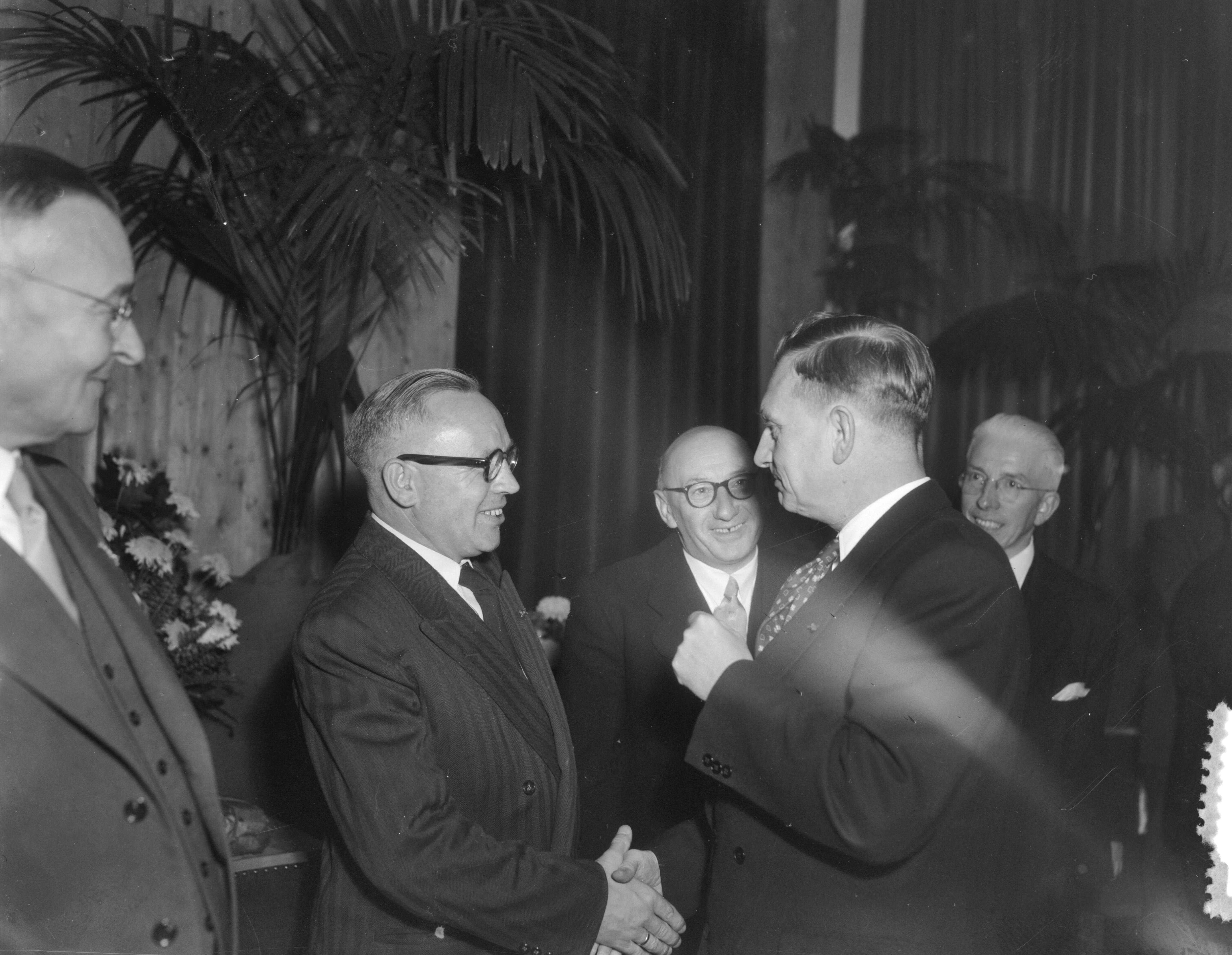 Fotocollectie Anefo — 40-jarig jubileum van de Centrale Bond van Onderling Beheerde Ziekenfondsen. Het bestuur wordt gefeliciteerd door minister J.G. Suurhoff — Foto: Duinen, G.W. van / Anefo. Licentie: Set B: Rechtenvrij / Publiek Domein. Bron: Nationaal Archief. http://hdl.handle.net/10648/a916e4c6-d0b4-102d-bcf8-003048976d84