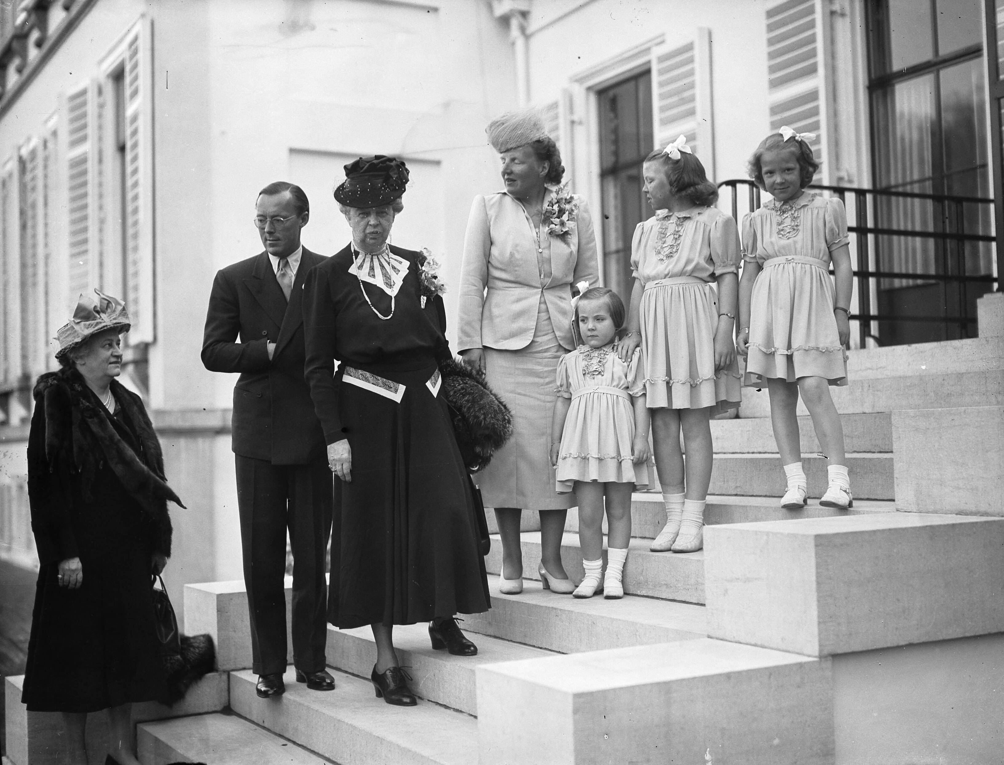 Fotocollectie Anefo — Mevrouw Roosevelt op Paleis Soestdijk — Foto: Noske, J.D. / Anefo. Licentie: Set B: Rechtenvrij / Publiek Domein. Bron: Nationaal Archief. http://hdl.handle.net/10648/a8b56246-d0b4-102d-bcf8-003048976d84