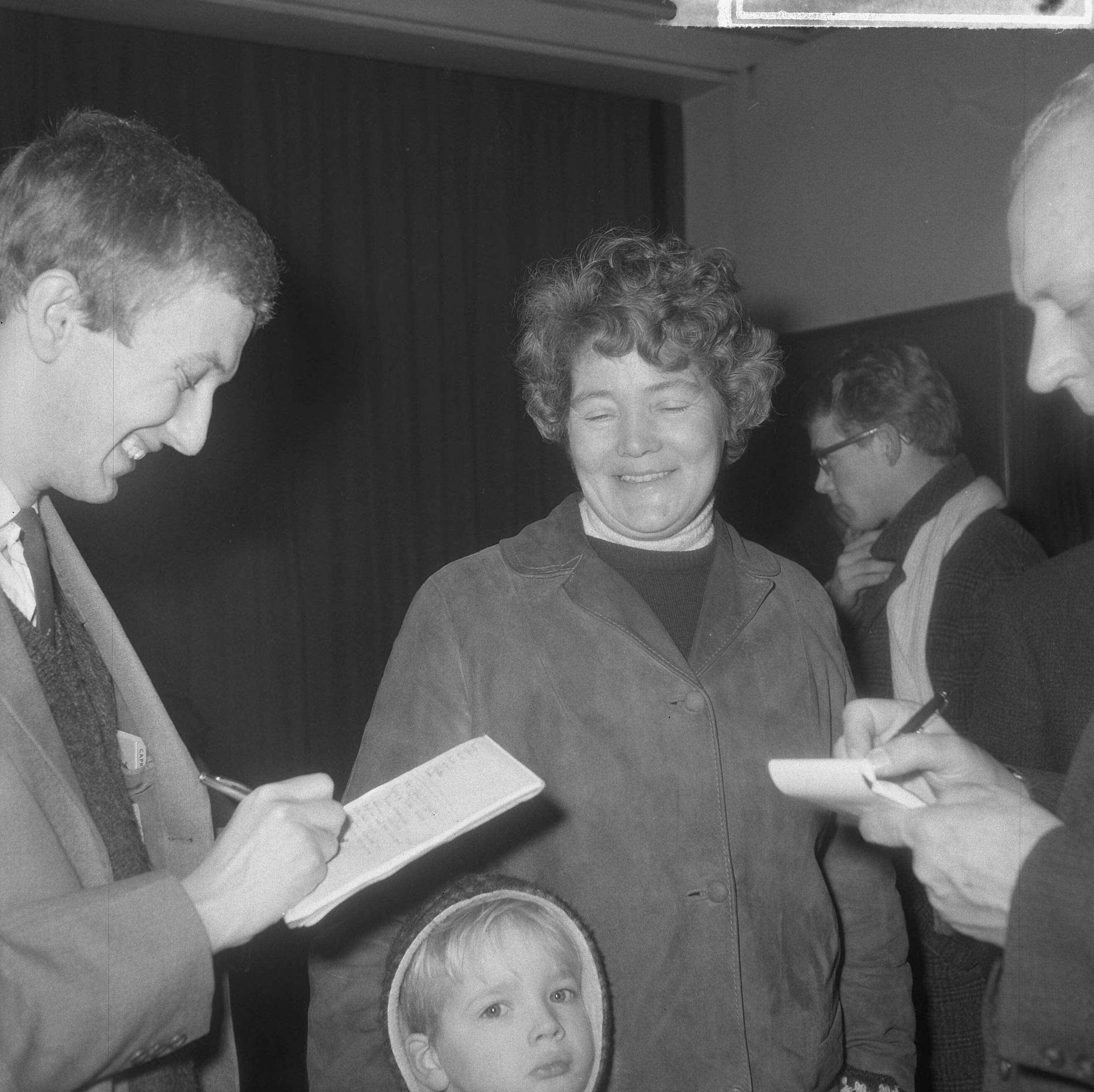 Elfstedentocht 1963 — Inschrijvingen voor de Elfstedentocht in het beursgebouw te Leeuwarden — Foto: Nijs, Jac. de / Anefo. Licentie: Set B: Rechtenvrij / Publiek Domein. Bron: Nationaal Archief. http://hdl.handle.net/10648/aa265d4c-d0b4-102d-bcf8-003048976d84