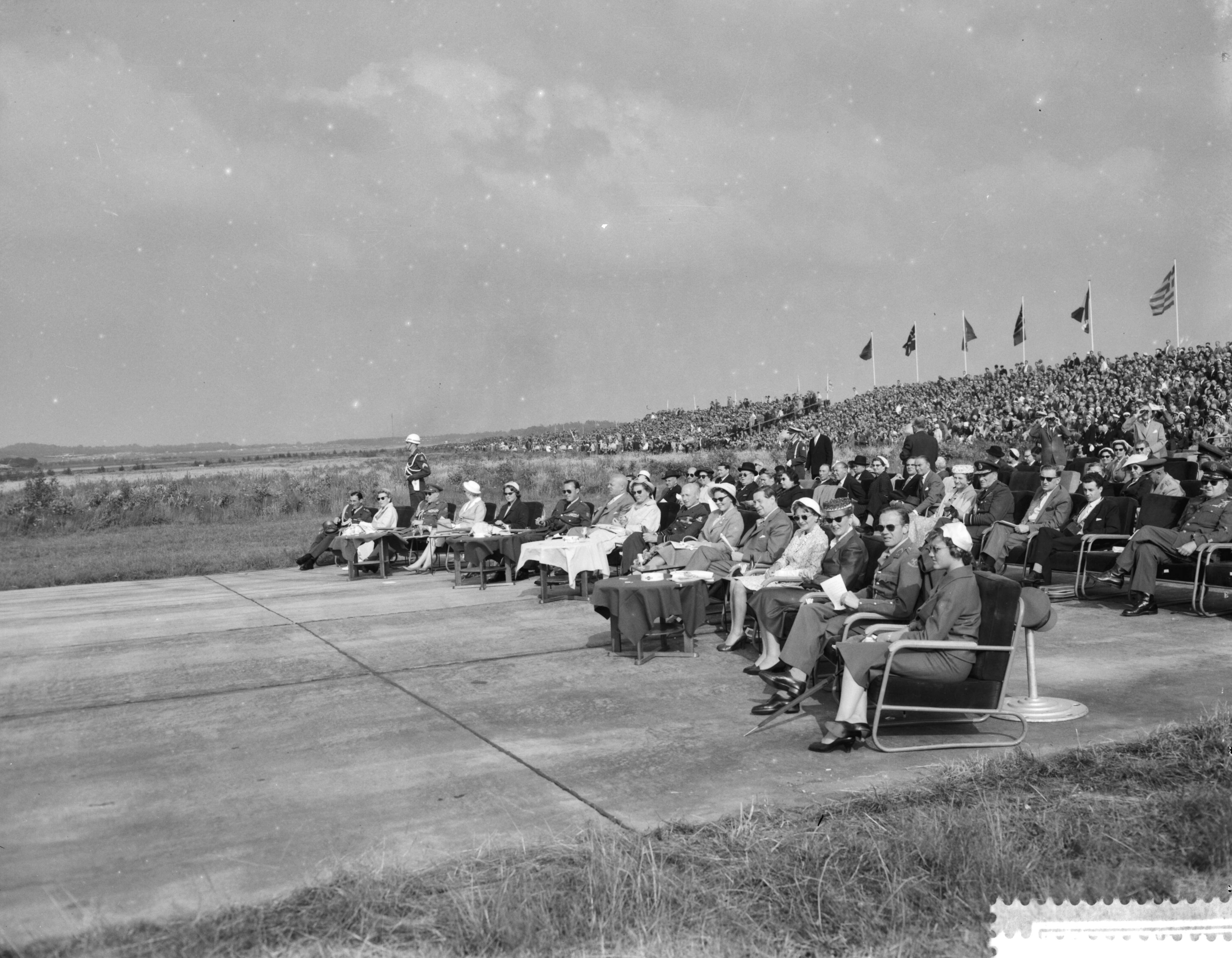 Fotocollectie Anefo — Vliegfeest op Soesterberg t.g.v. het 45-jarig bestaan van de Koninklijke Luchtmacht. De koninklijke familie op het terras — Foto: Noske, J.D. / Anefo. Licentie: Set B: Rechtenvrij / Publiek Domein. Bron: Nationaal Archief. http://hdl.handle.net/10648/a97fd1d4-d0b4-102d-bcf8-003048976d84