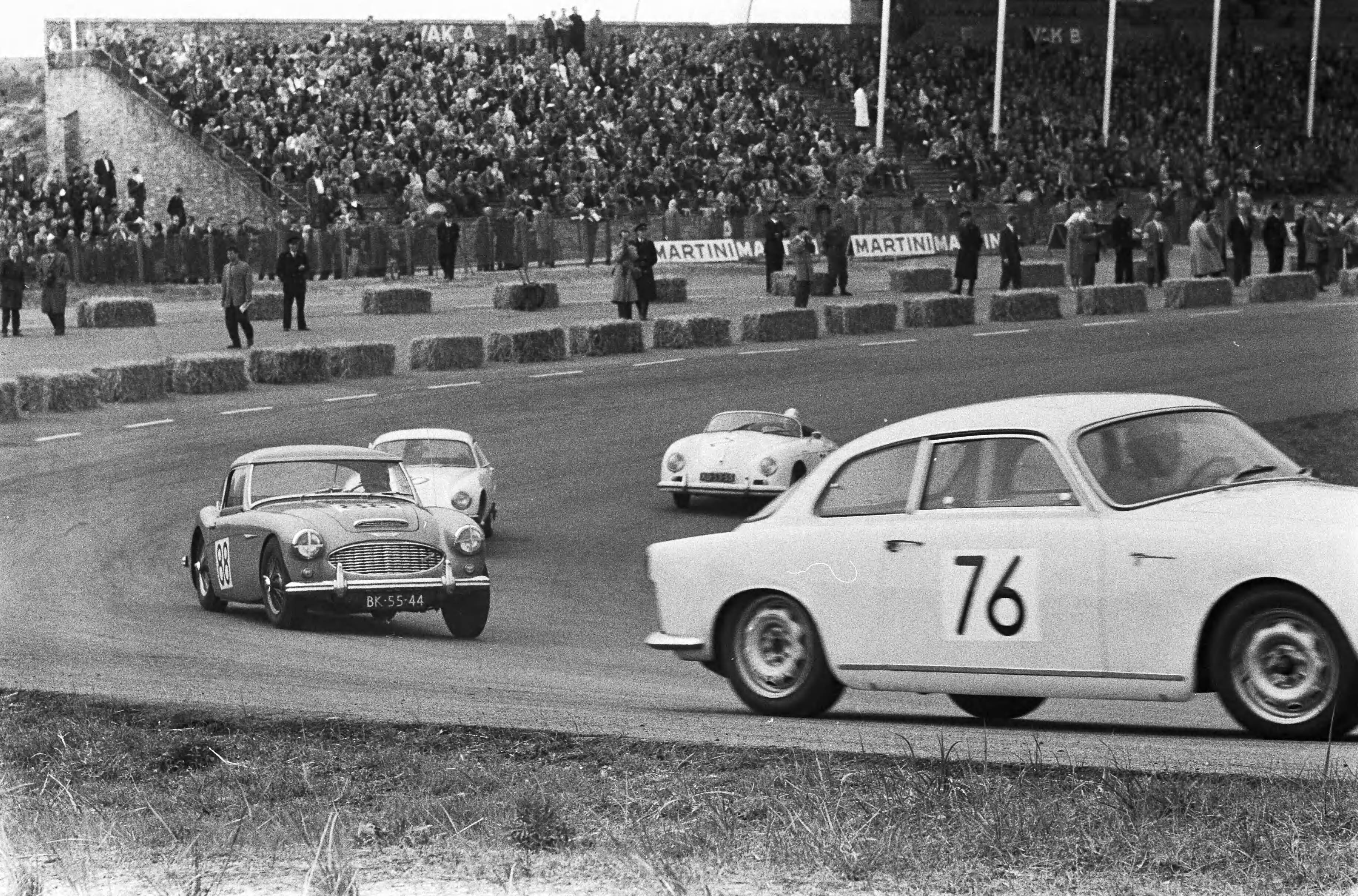 Fotocollectie Anefo — Nationale sportwagenraces op het circuit van Zandvoort — Foto: Pot, Harry / Anefo. Licentie: Set B: Rechtenvrij / Publiek Domein. Bron: Nationaal Archief. http://hdl.handle.net/10648/a9afba16-d0b4-102d-bcf8-003048976d84