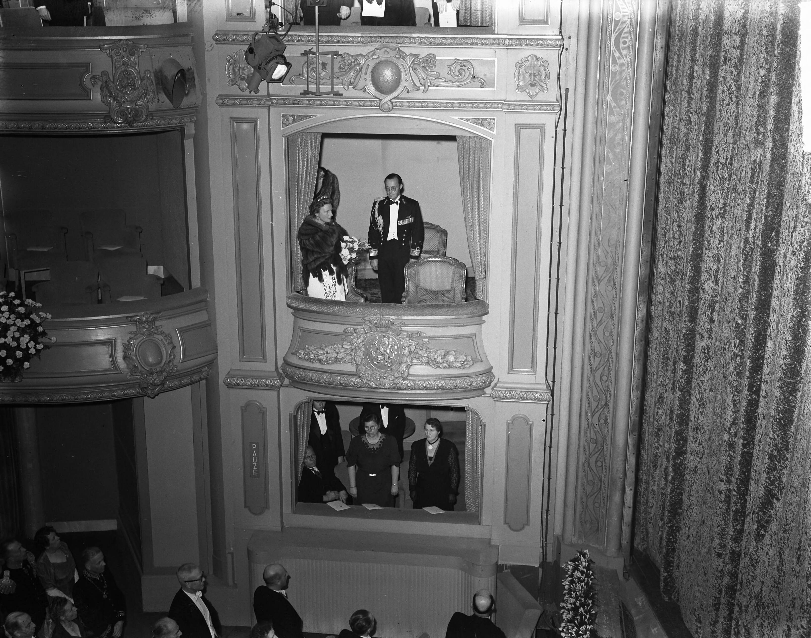 Fotocollectie Anefo — Koningin Juliana en Prins Bernhard in de Koninklijke Schouwburg te Den Haag — Foto: Bilsen, Joop van / Anefo. Licentie: Set B: Rechtenvrij / Publiek Domein. Bron: Nationaal Archief. http://hdl.handle.net/10648/a8bd58c0-d0b4-102d-bcf8-003048976d84