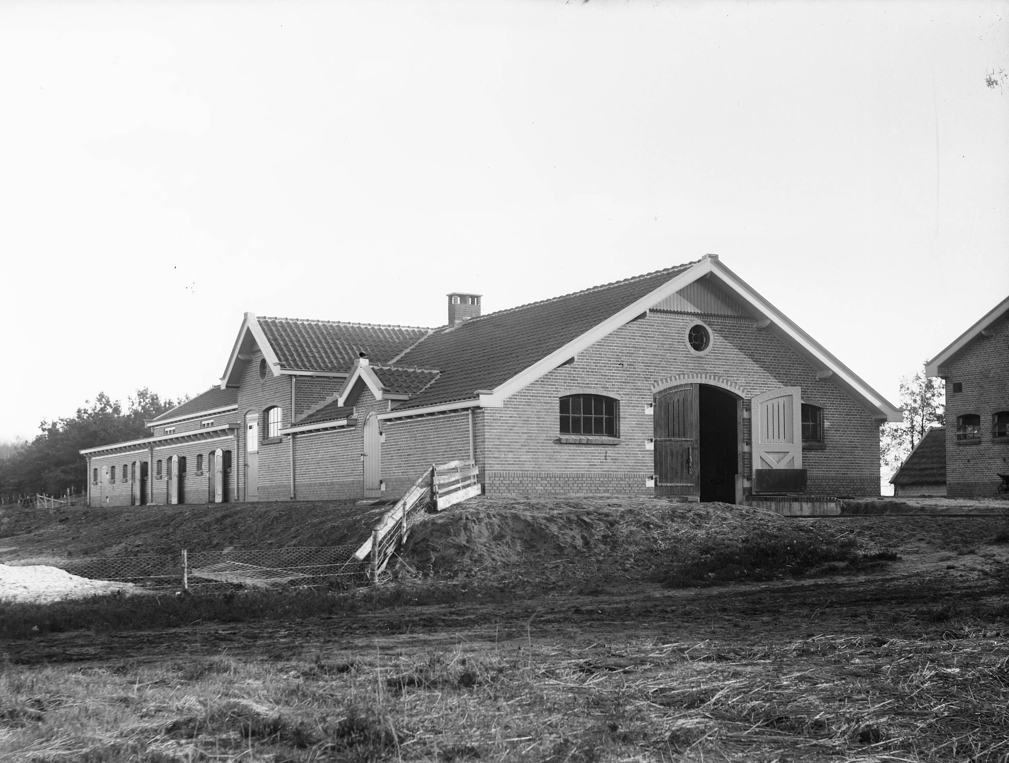 Fotocollectie Nederlandse Heidemaatschappij — Willem Arntzhoeve te Den Dolder. Varkenstal — Foto: Fotograaf Onbekend / Heidemij. Licentie: Set B: Rechtenvrij / Publiek Domein. Bron: Nationaal Archief. http://hdl.handle.net/10648/ae42f886-d0b4-102d-bcf8-003048976d84