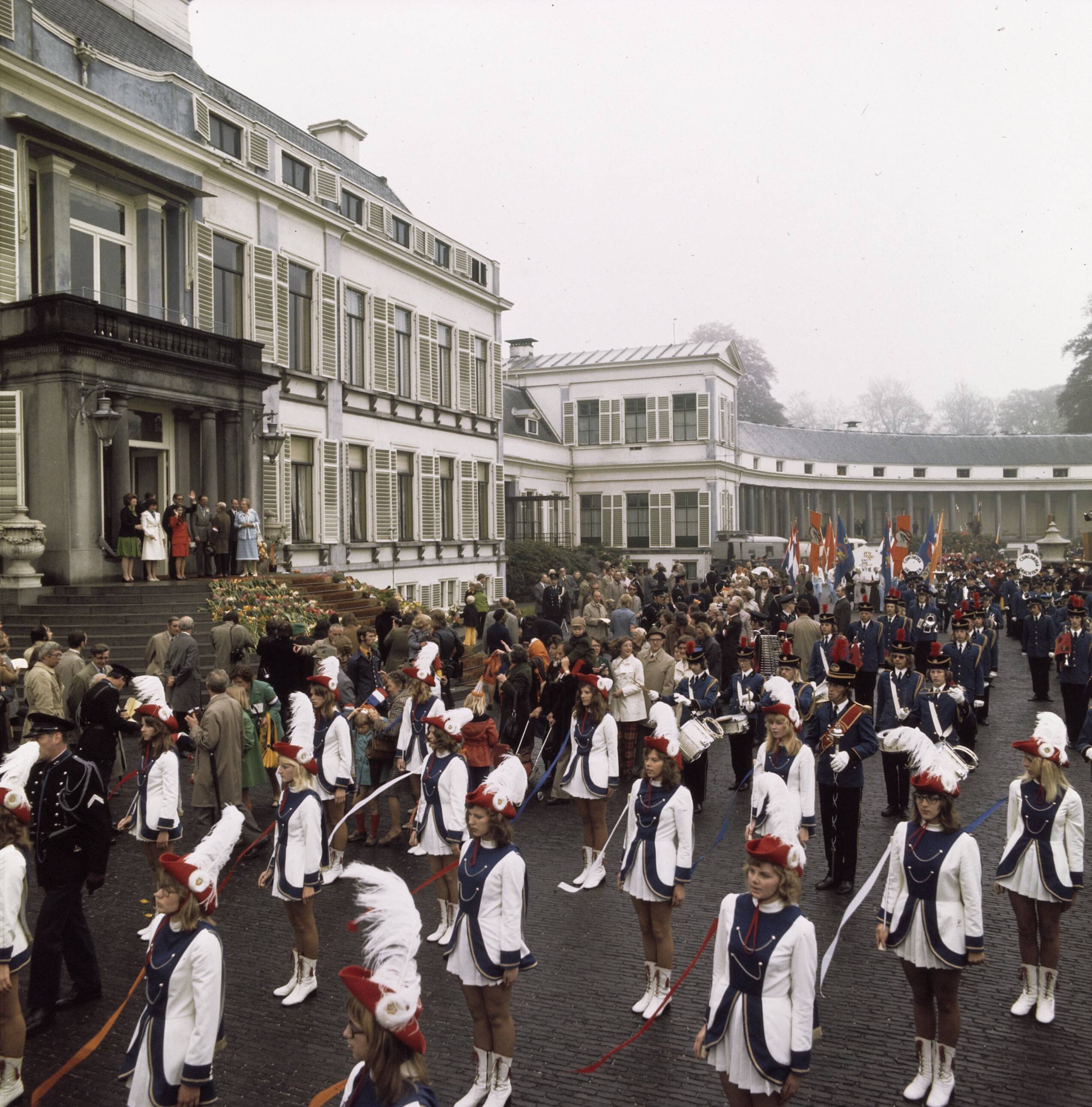 Fotocollectie Anefo — Defile Paleis Soestdijk , verjaardag Koningin Juliana ; overzichten van het defile — Foto: Mieremet, Rob / Anefo. Licentie: Set B: Rechtenvrij / Publiek Domein. Bron: Nationaal Archief. http://hdl.handle.net/10648/ad92fd46-d0b4-102d-bcf8-003048976d84