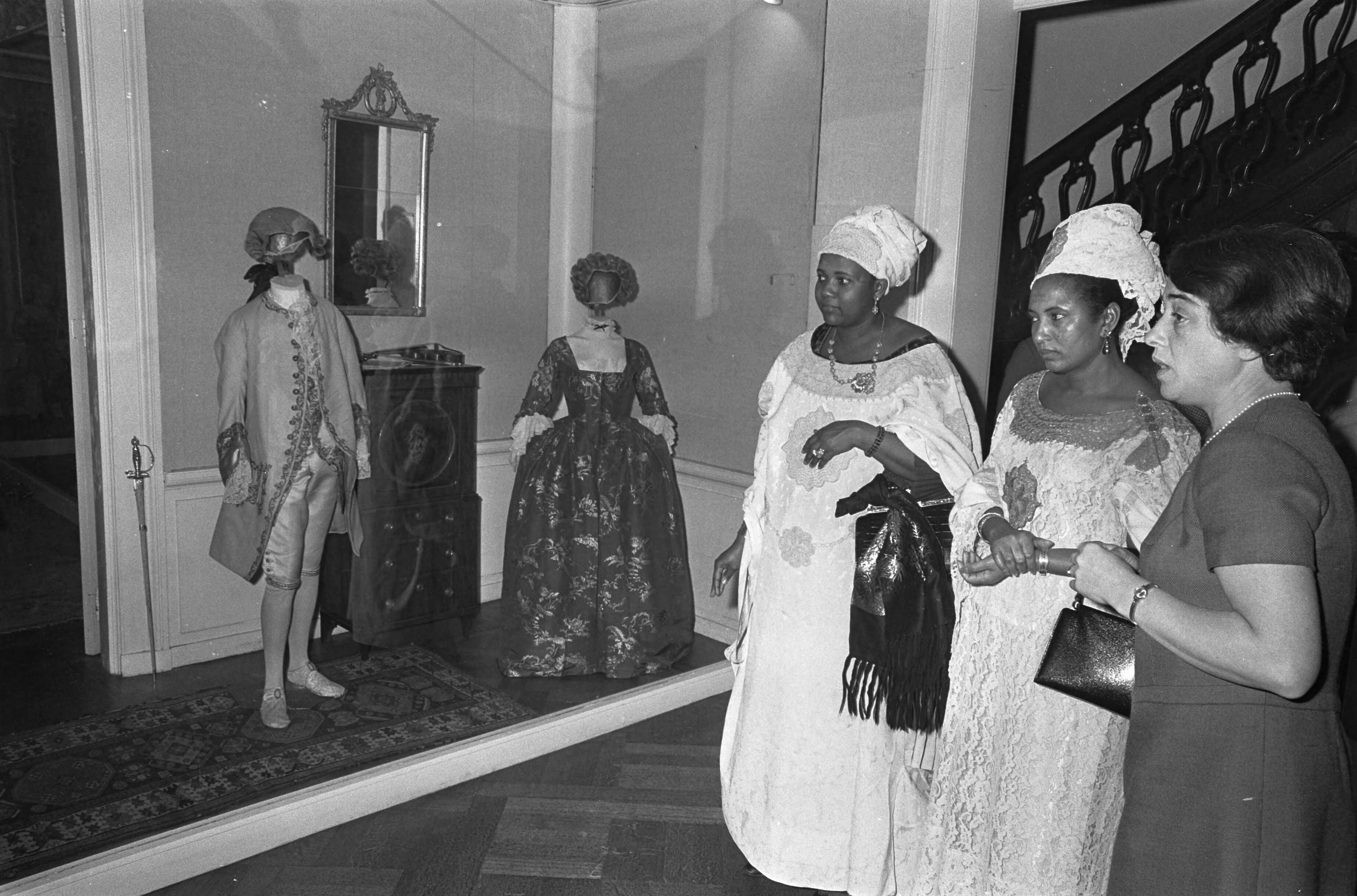 Fotocollectie Anefo — President van Niger voor de besprekingen in Rolzaal Den Haag de echtgenote van de President en de Minister tijdens rondgang museum — Foto: Kroon, Ron / Anefo. Licentie: Set B: Rechtenvrij / Publiek Domein. Bron: Nationaal Archief. http://hdl.handle.net/10648/ab5016e0-d0b4-102d-bcf8-003048976d84